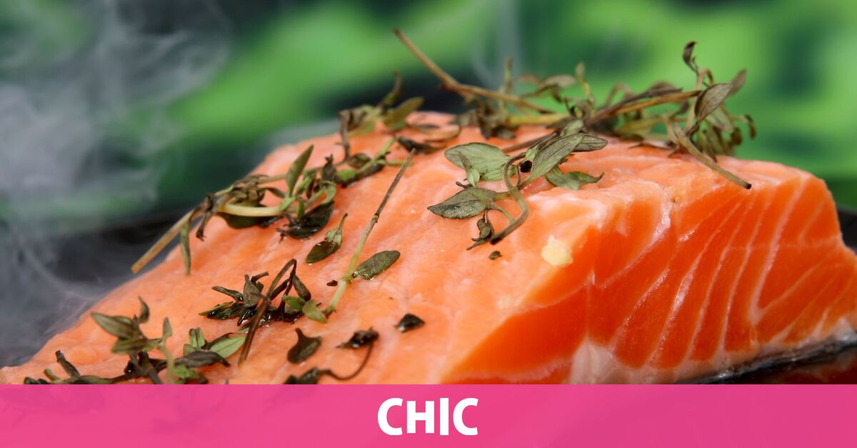 https://s.libertaddigital.com/2023/04/26/1200/627/chic/salmon-hierbas-comida.jpg