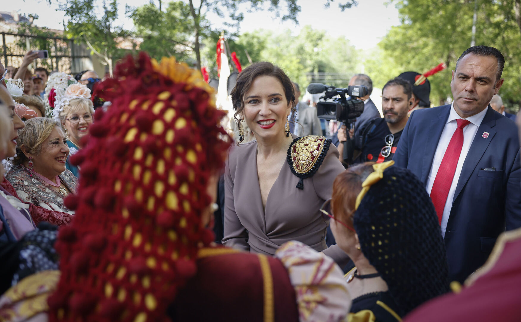 Elegantes y con un toque castizo: así son los looks de Isabel Díaz Ayuso el  Dos de Mayo - Chic