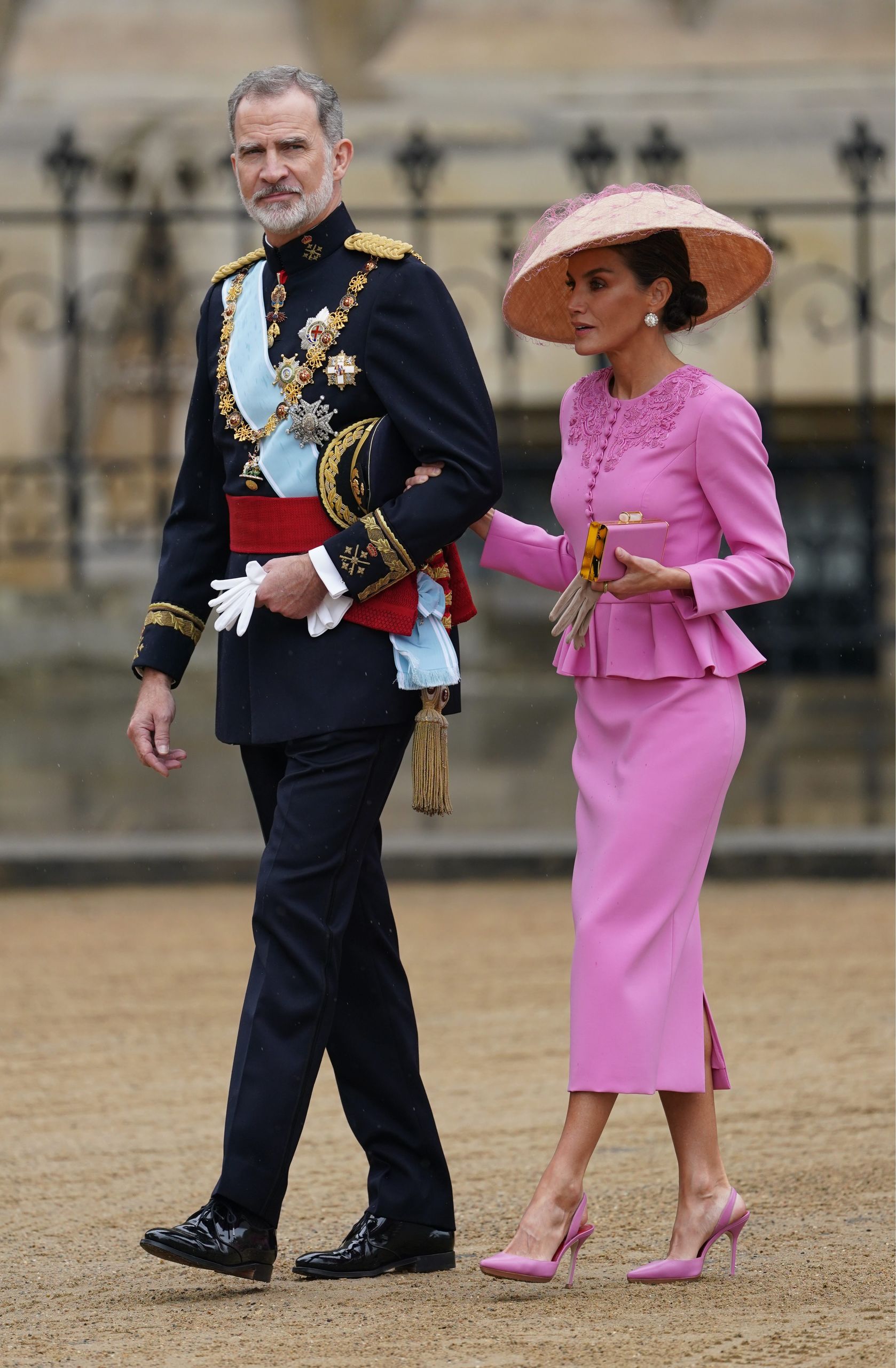 Letizia acapara las miradas en coronación con un vestido rosa de Carolina Herrera - Chic