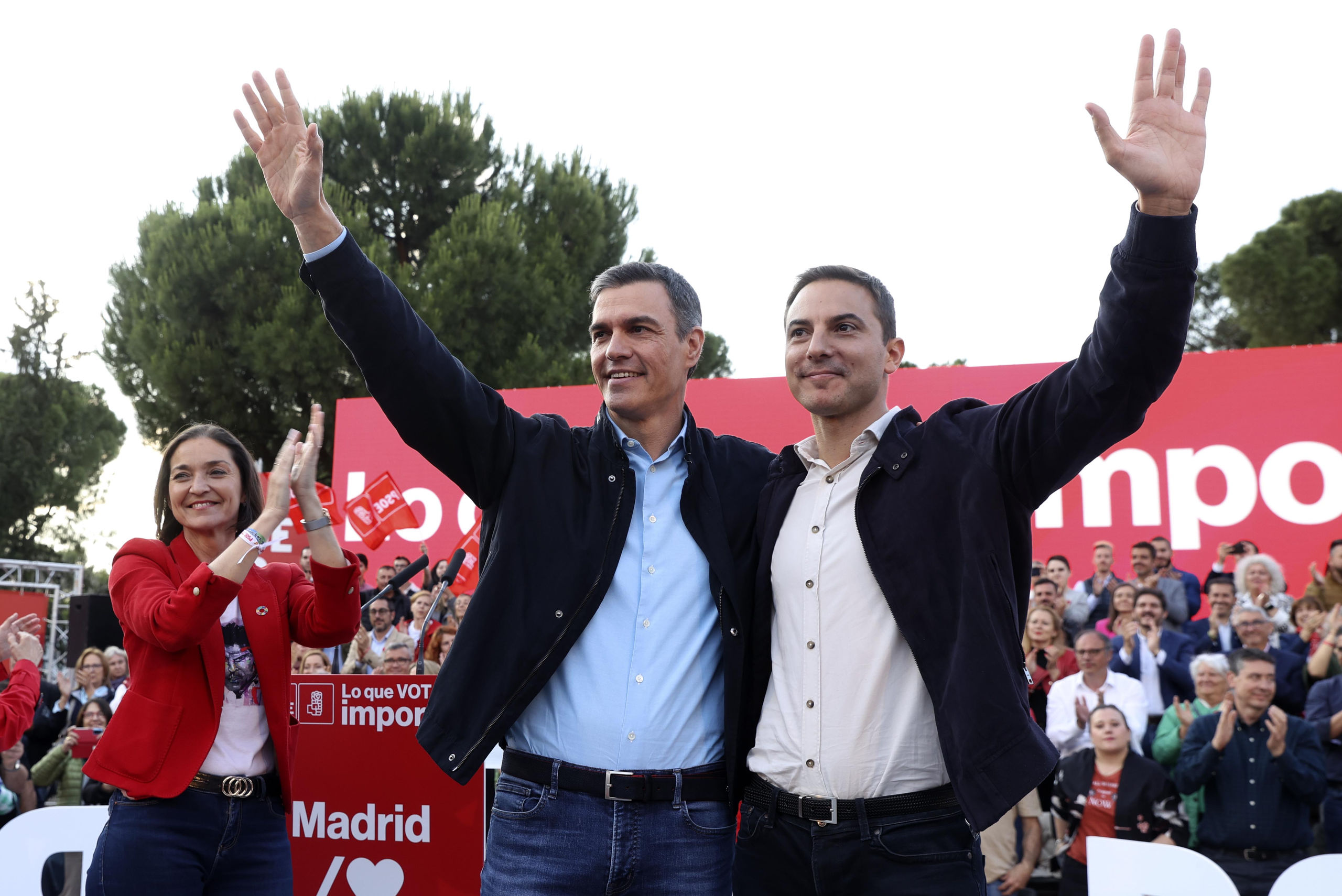 Sánchez obvia los escándalos de compra de votos y dice que es la derecha la que "embarra" la campaña