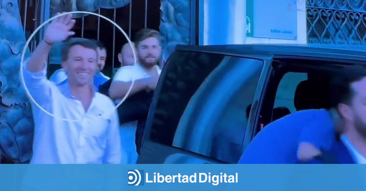 Los detenidos por la compra de votos en Mojácar salen del juzgado vitoreados, sonriendo, saludando y puño en alto