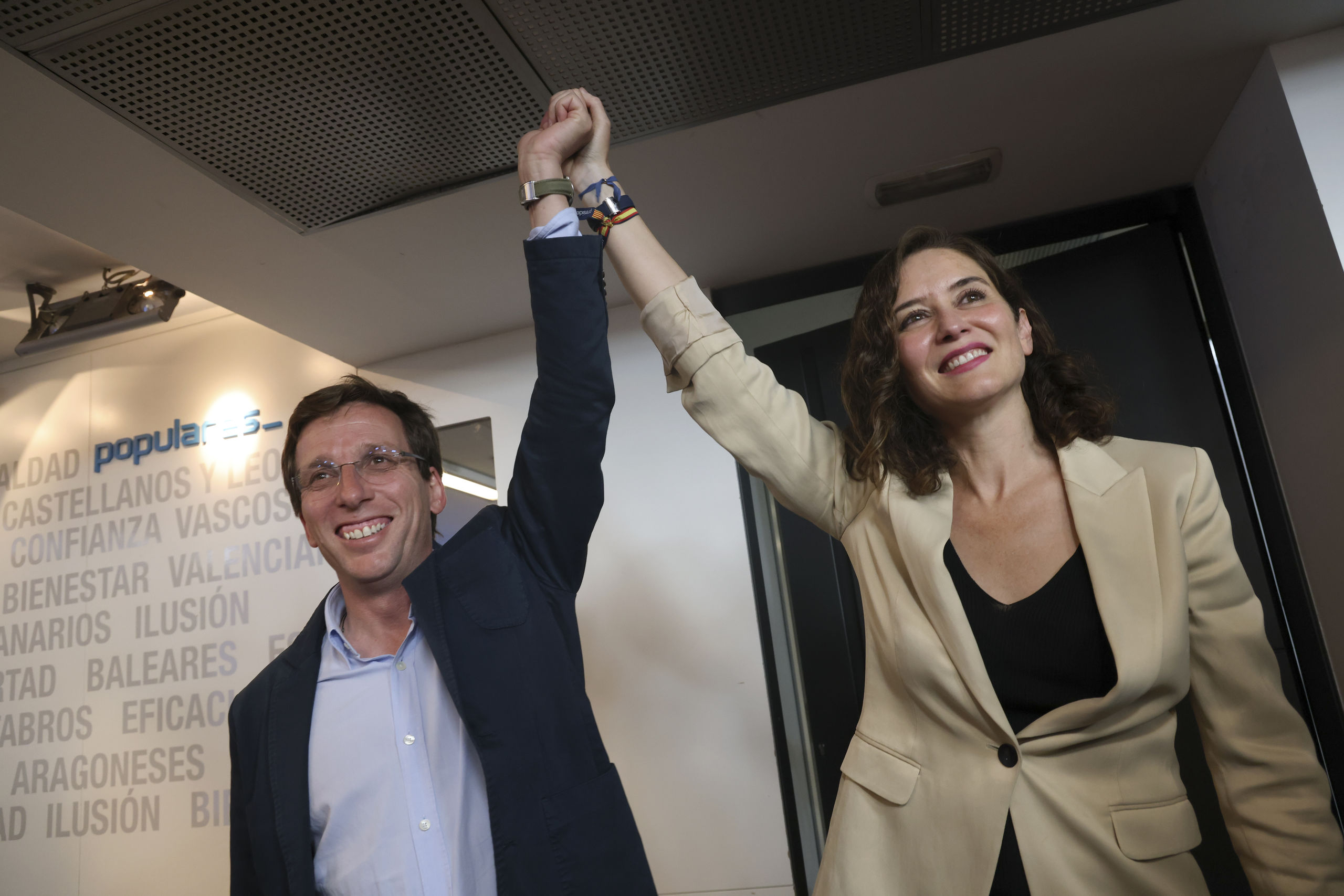 isabel-diaz-ayuso-jose-luis-martinez-almeida-300523.jpeg