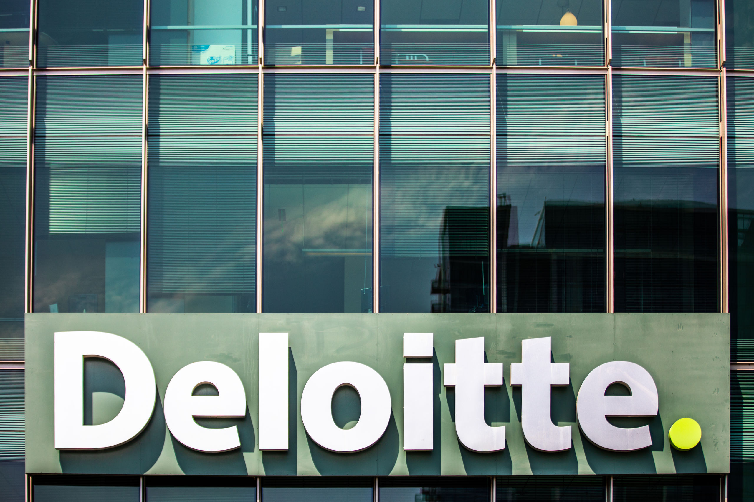 Deloitte lanza la mayor reforma de sus operaciones en una década para ahorrar costes