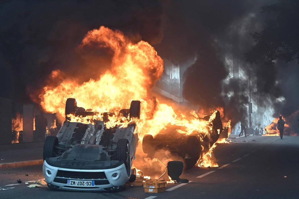 Francia en llamas: violentos disturbios, saqueos y enfrentamientos por la muerte de un joven en un control policial Disturbios-francia-nanterre-300623.jpg