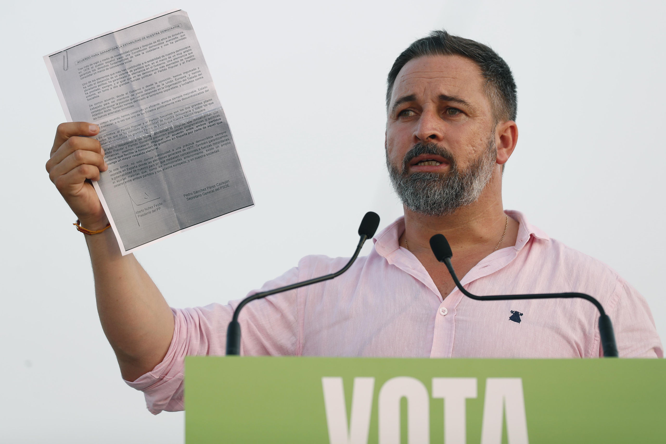 Vox aboga por dignificar la profesión militar y desplegar a las FAS en el vallado de Ceuta y Melilla