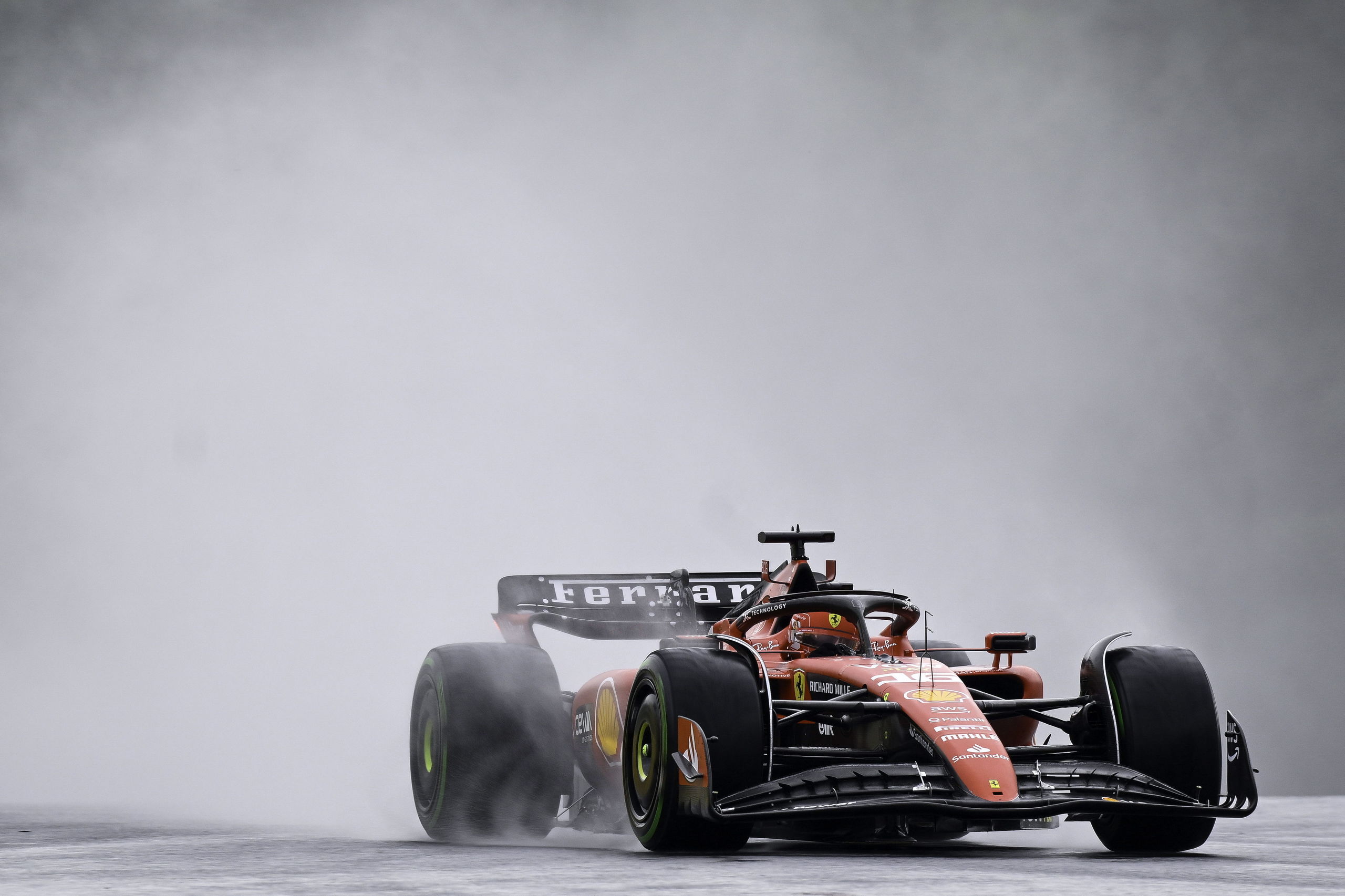 Leclerc empieza siendo el más rápido en Hungría; Alonso y Carlos Sainz, obligados a mejorar