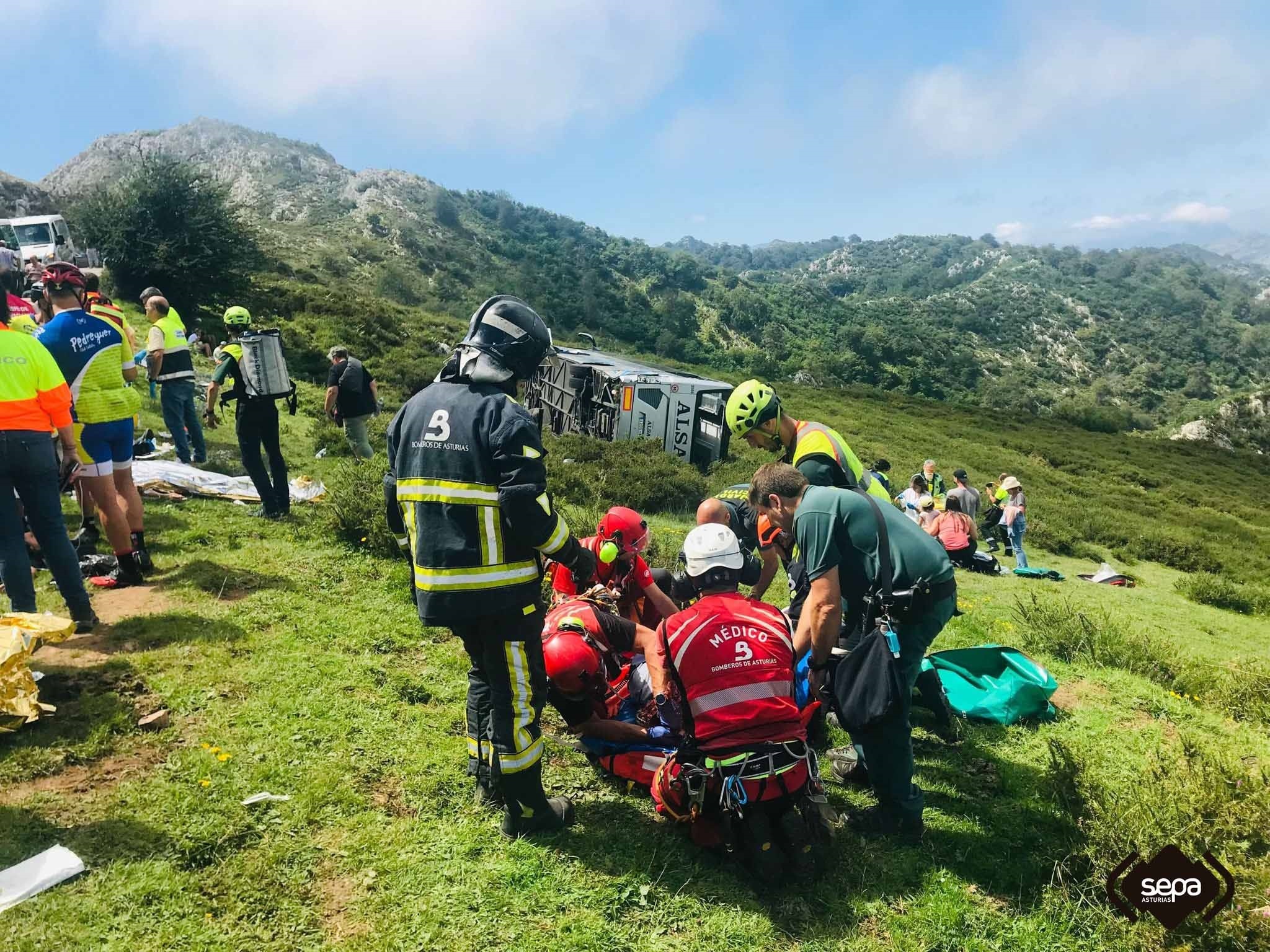 Seis heridos graves en un accidente de autobús que subía a los Lagos de Covadonga