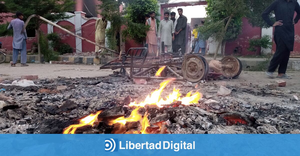 A mob of Muslims burns several churches and loots houses after the alleged blasphemy of a Christian in Pakistan