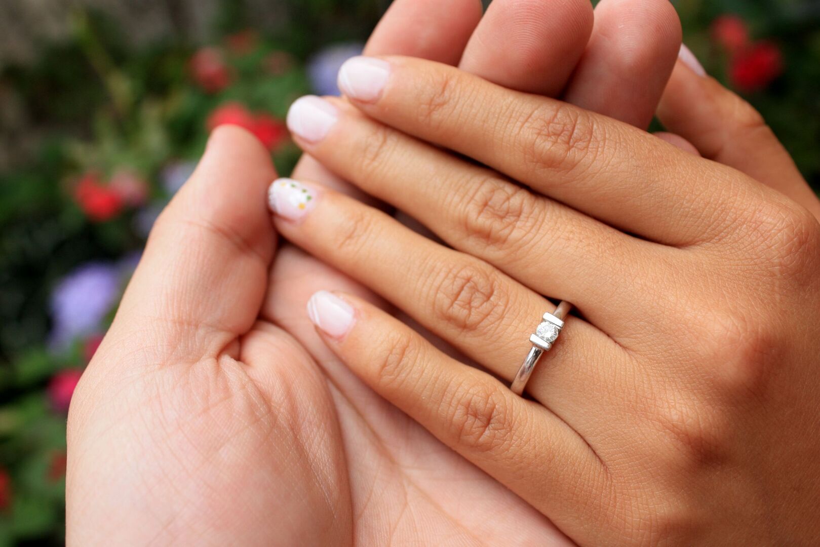 En qué mano va el anillo de compromiso? ¿Y el de matrimonio?
