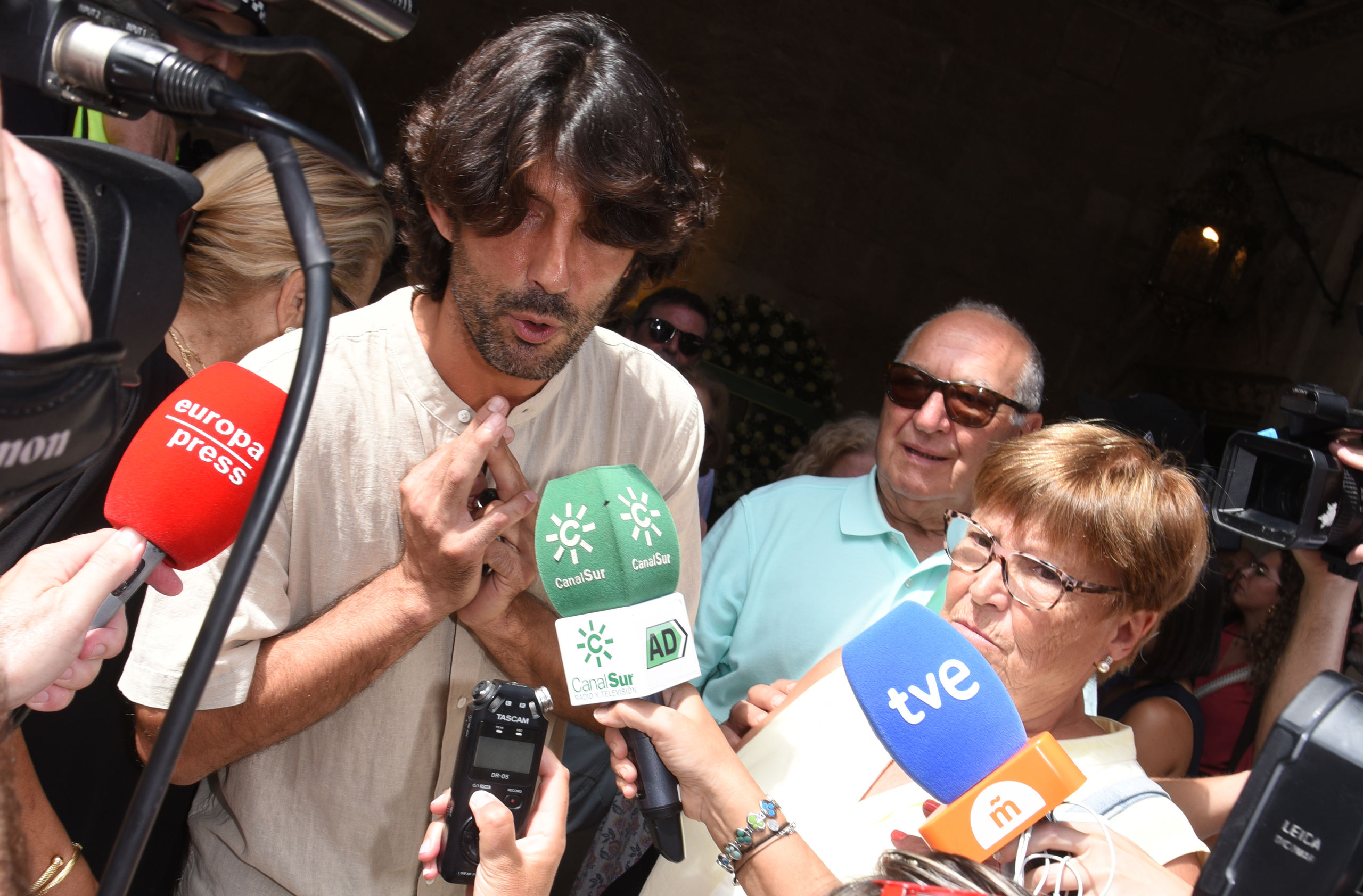 Alejandro Sancho despide a María Jiménez rodeado de familiares y amigos