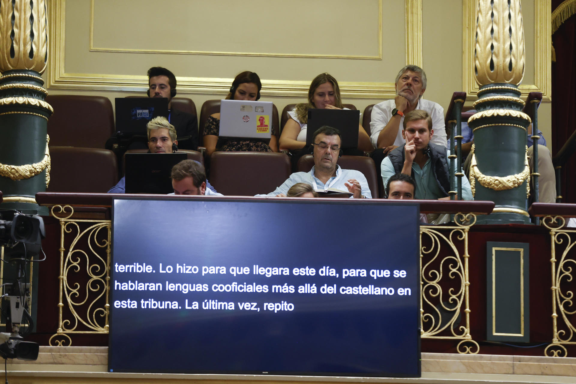 El Congreso, al margen de "la ley" en un esperpéntico pleno: pantallas con subtítulos y una única traducción al español