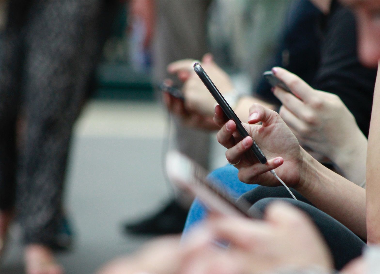 ¿Prohibir el móvil a los adolescentes dentro y fuera del centro escolar? El polémico debate que ha llegado al Congreso