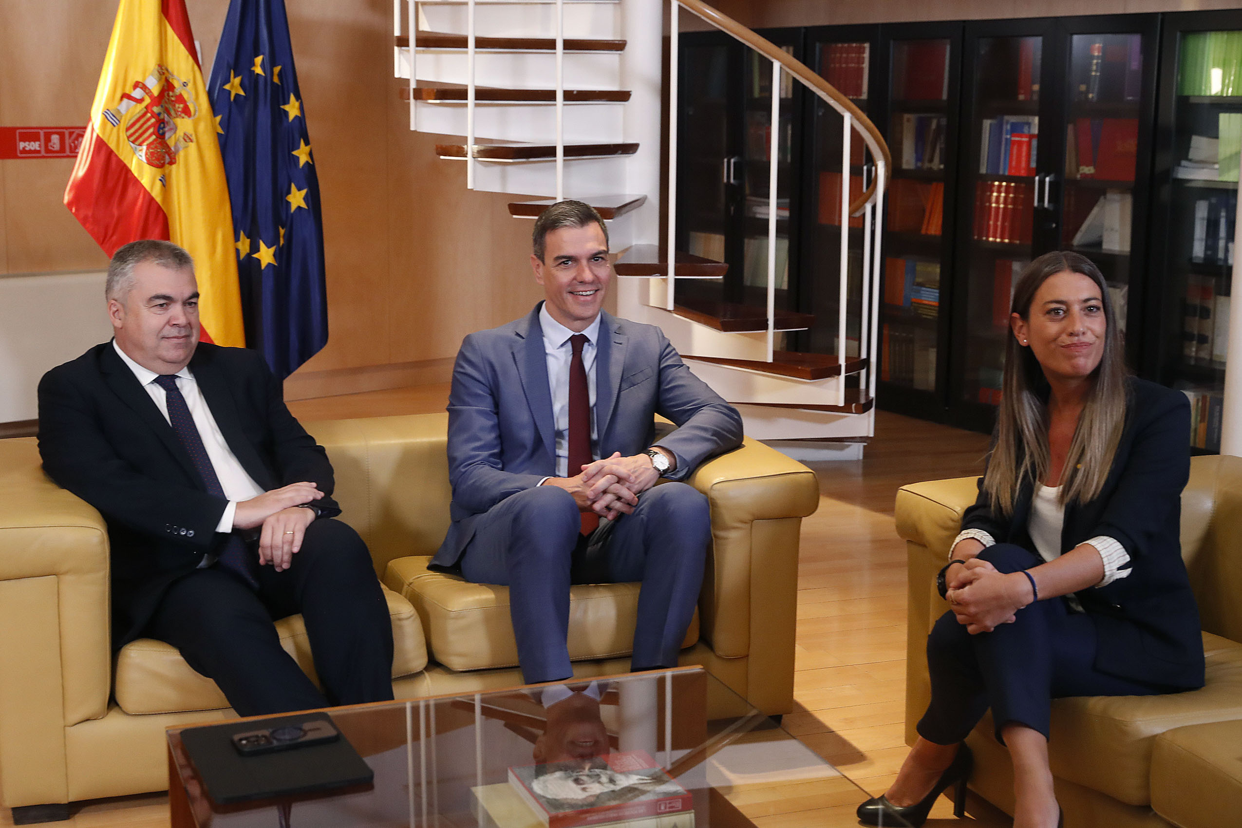 La presencia de Santos Cerdán en la reunión con Junts presagia una foto inminente con Puigdemont