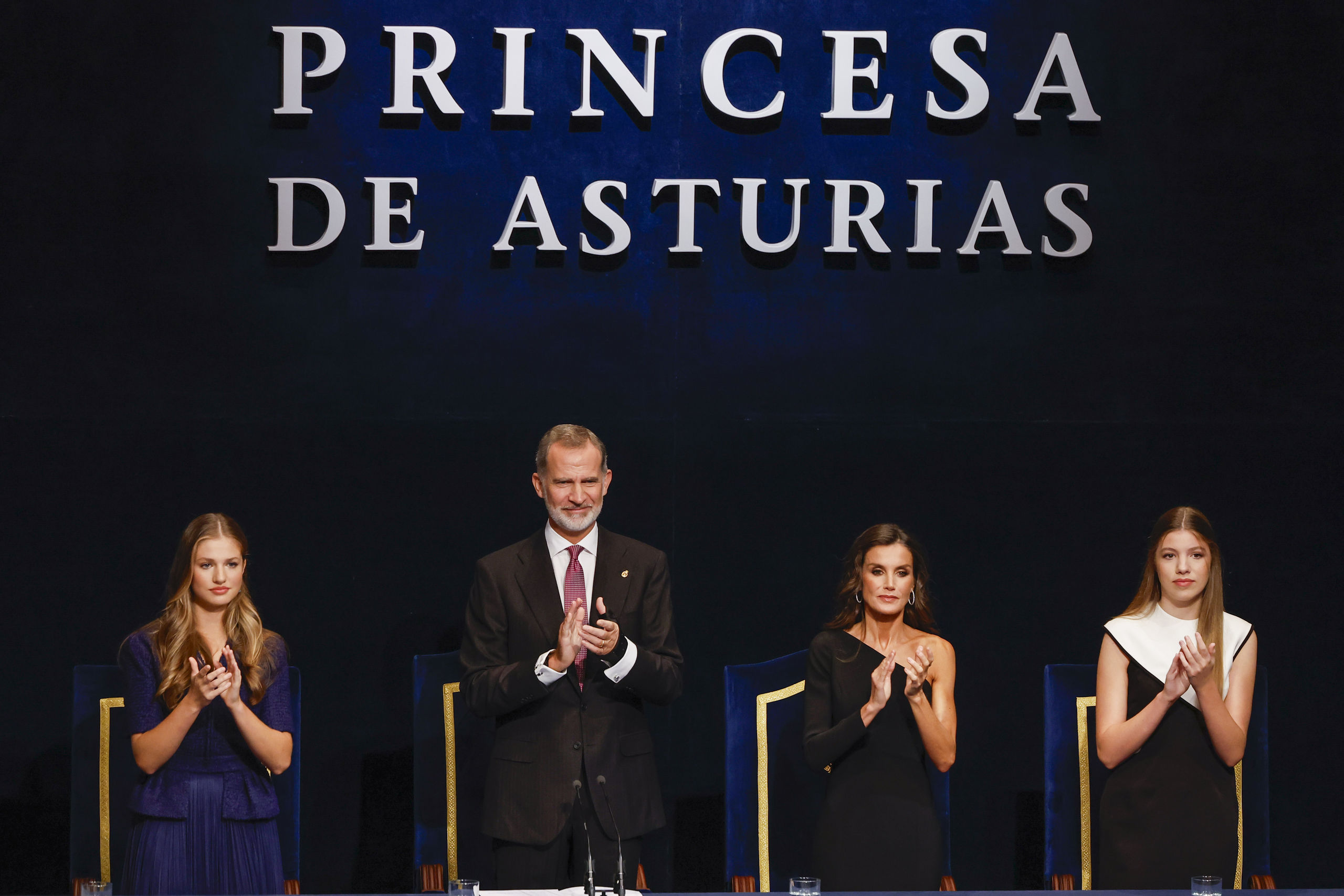 El Vestido Ceñido De La Reina Letizia Y El 'azul Asturias' De Leonor ...