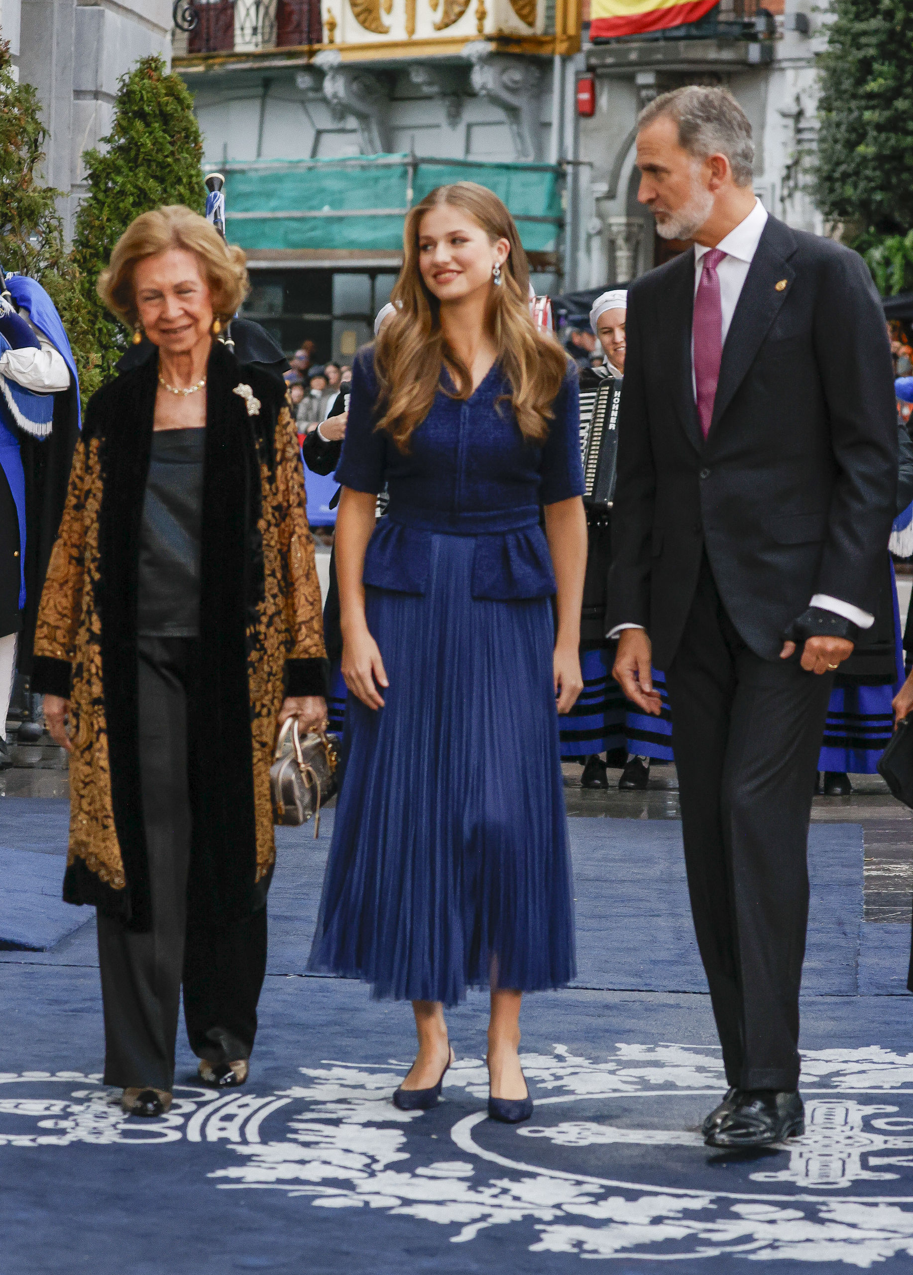 El Vestido Ceñido De La Reina Letizia Y El 'azul Asturias' De Leonor ...