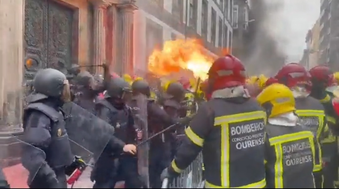 Un bombero ataca con un lanzallamas a los antidisturbios de la Policía  Nacional - Libertad Digital