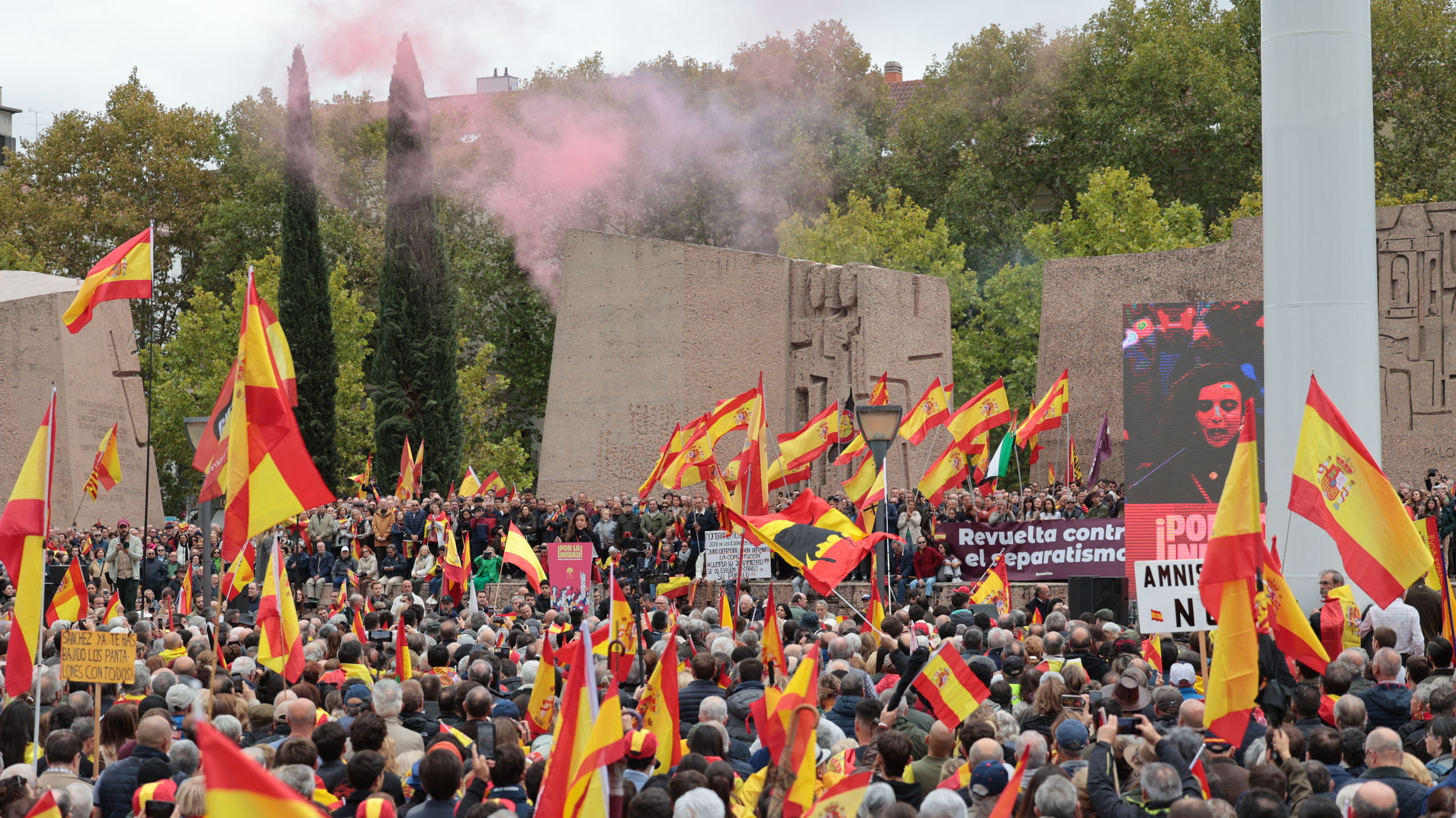 Denaes y Vox reúnen a miles de personas en su manifestación contra la amnistía
