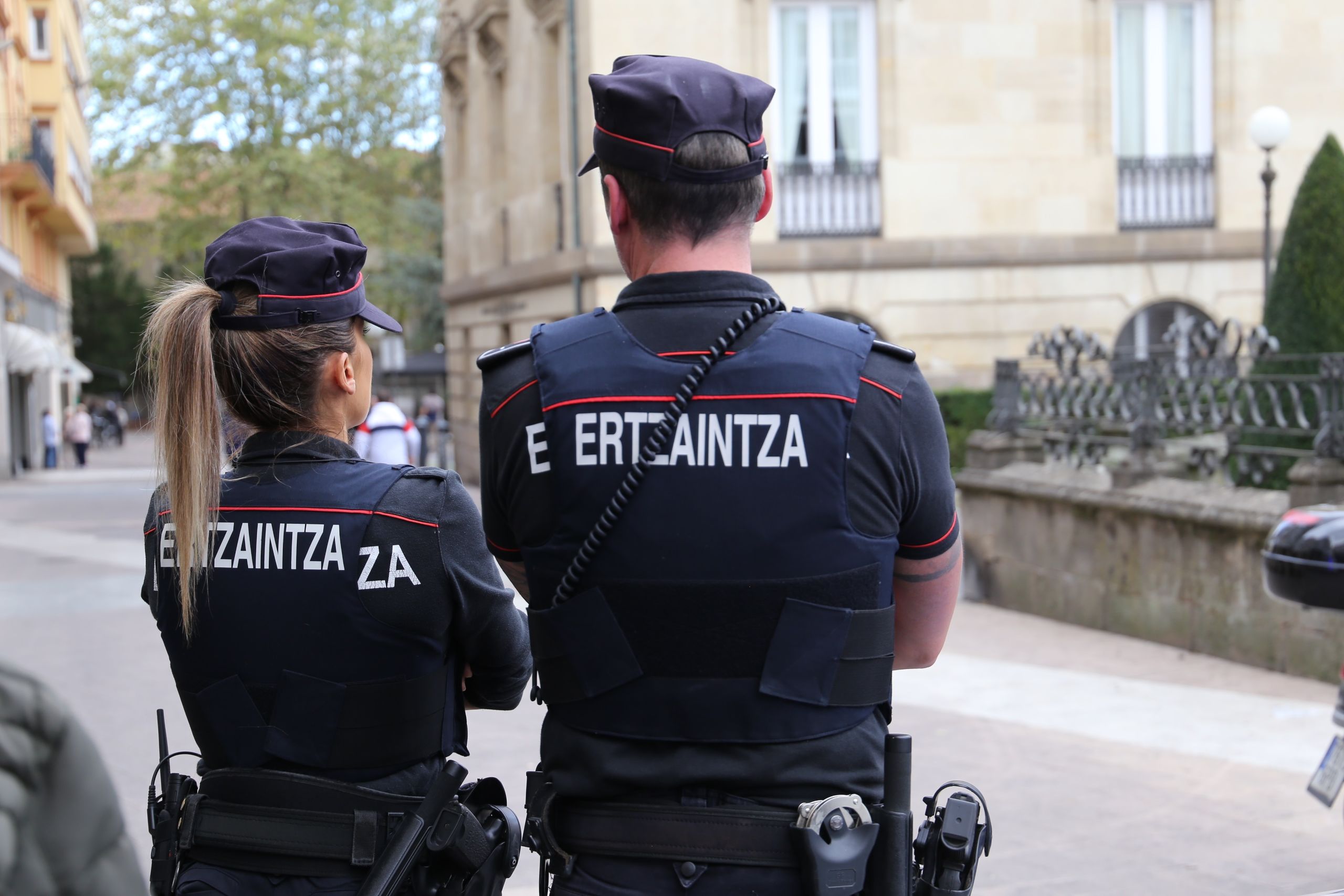 EH Bildu propone "desmilitarizar" la Ertzaintza y que patrullen las calles desarmados