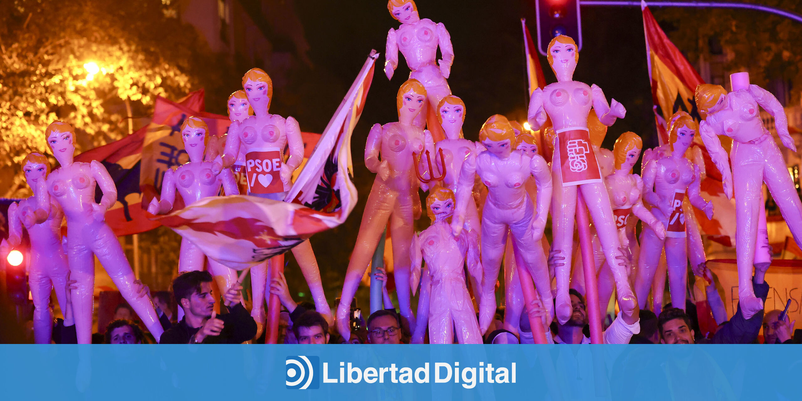 Decenas de personas protestan en Ferraz con muñecas hinchables en la  víspera de la investidura
