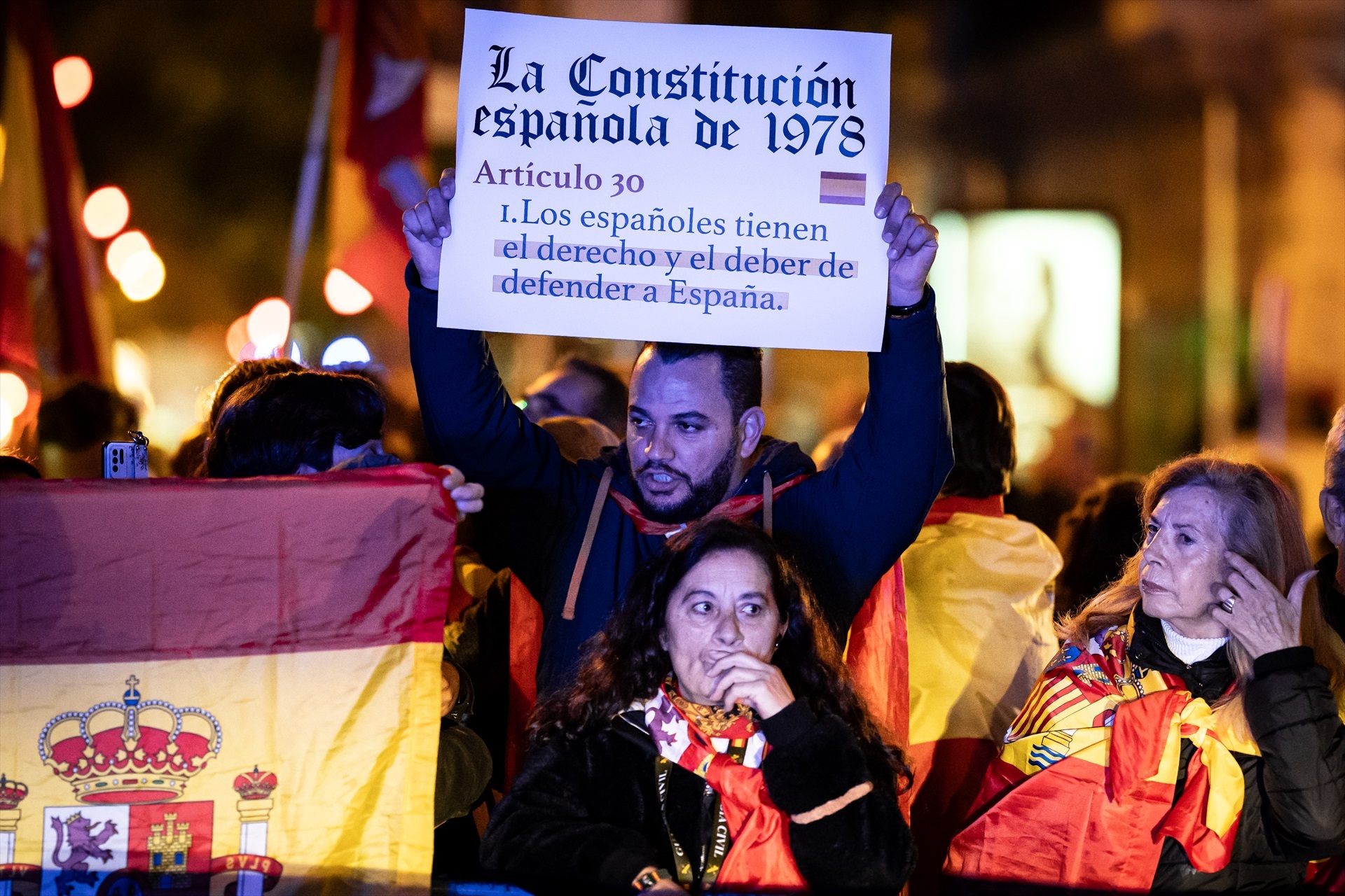 FERRAZ  Muñecas hinchables y consignas soeces en la protesta contra la  amnistía y la investidura 
