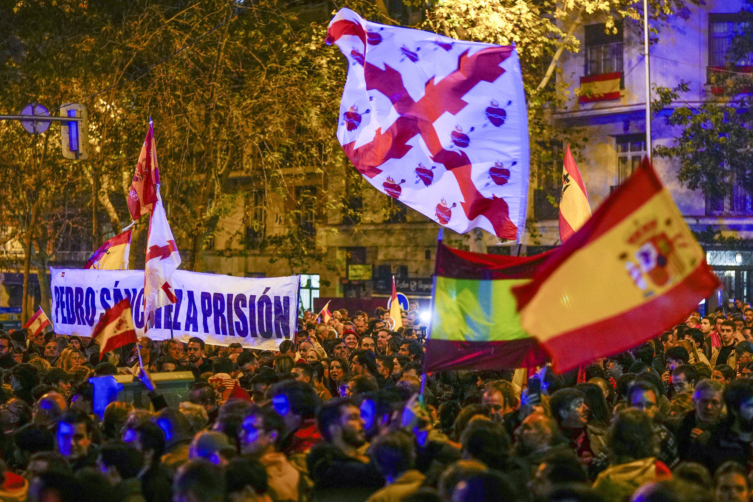 Decimotercera Noche De Protestas En Ferraz Libertad Digital