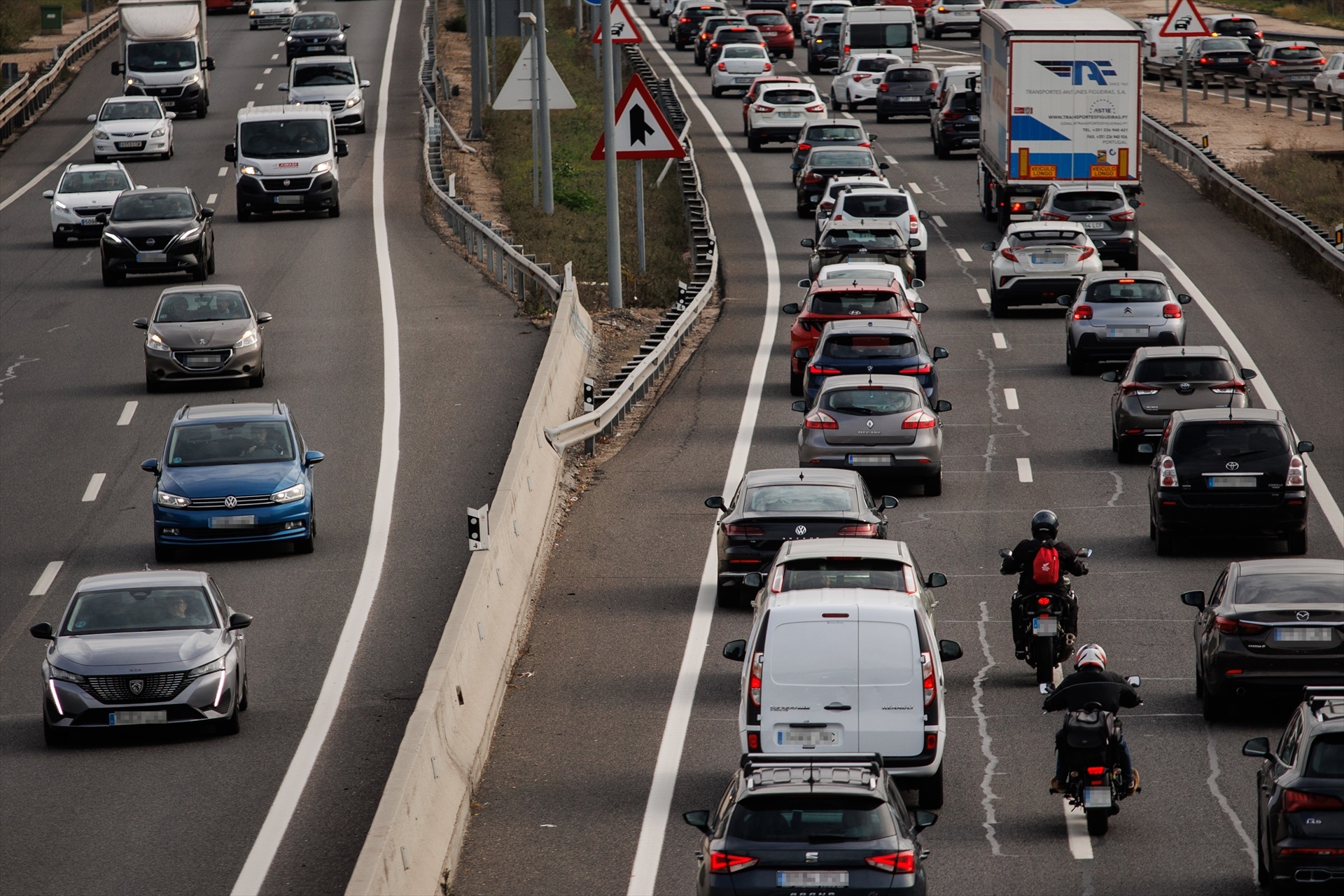 Multas de hasta 200 euros para los coches sin etiqueta y el radar de tramo más largo de Madrid empieza a sancionar