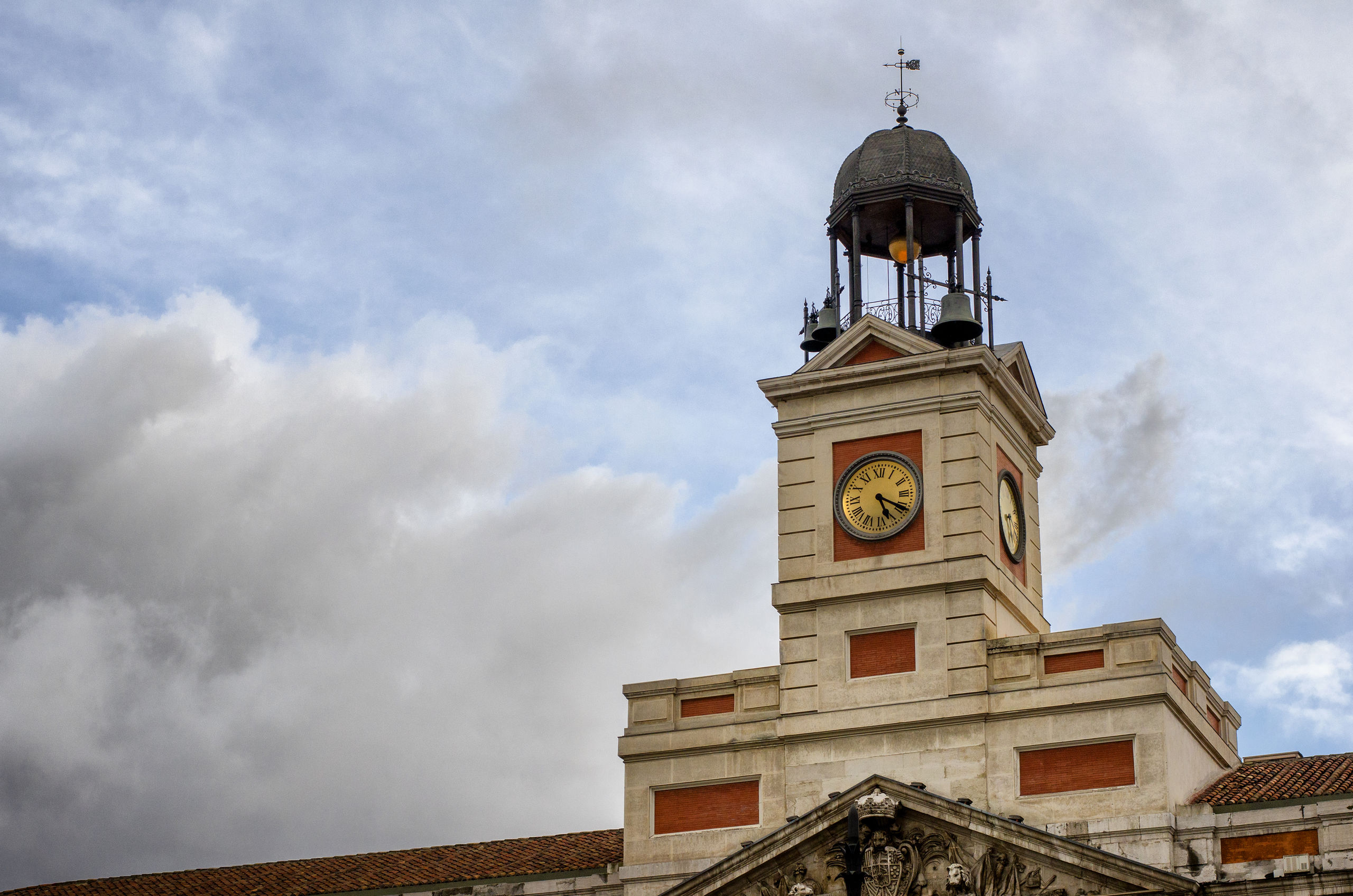 Por qu el reloj de la puerta de Sol tiene cuatro palitos