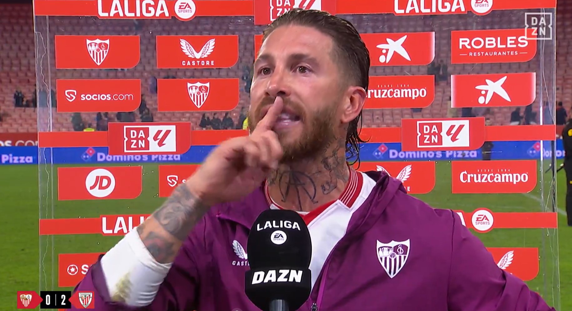 Tremendo enganchón de Sergio Ramos con un aficionado tras el Sevilla-Athletic