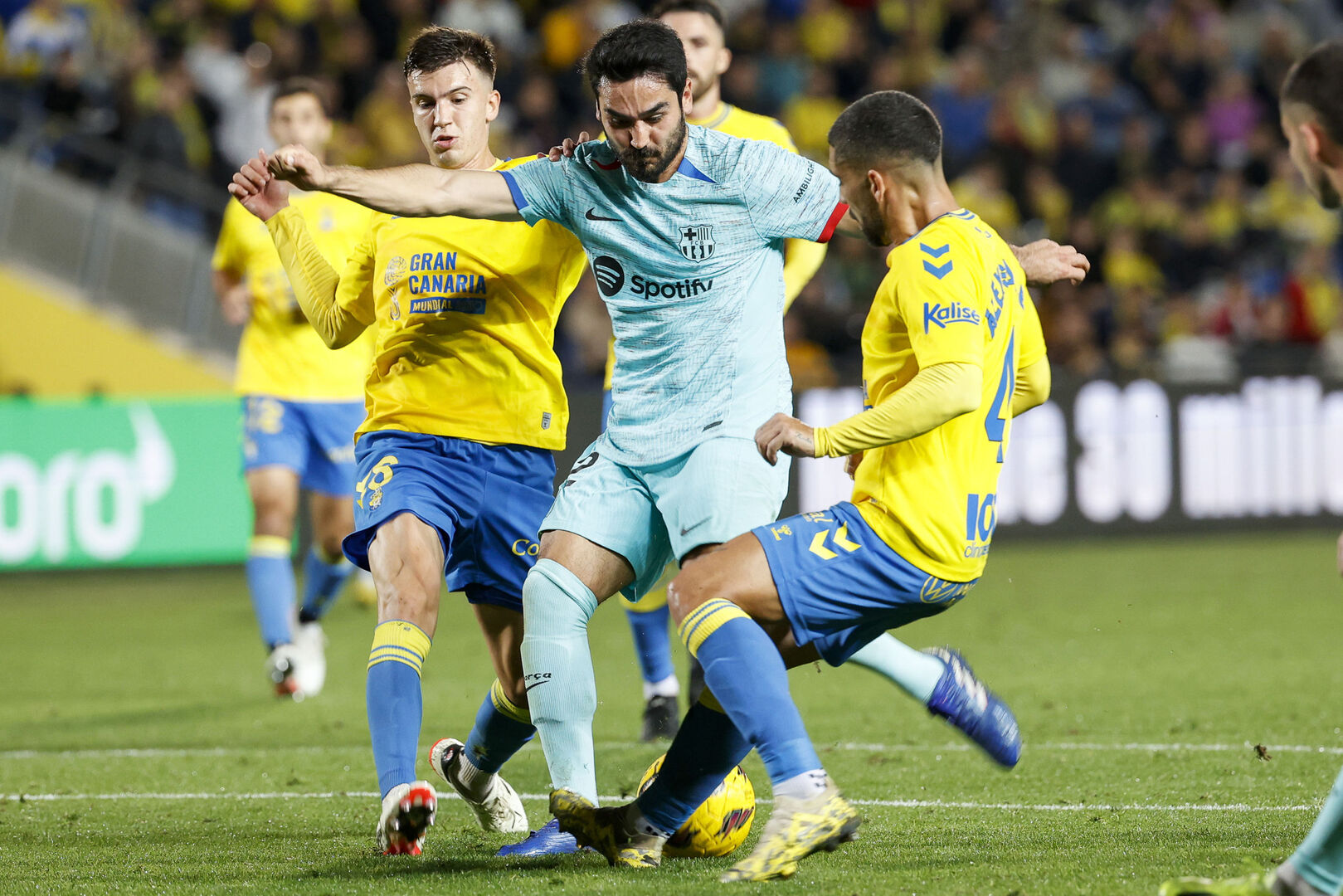 El Barça Gana En Las Palmas Y No Tira La Toalla