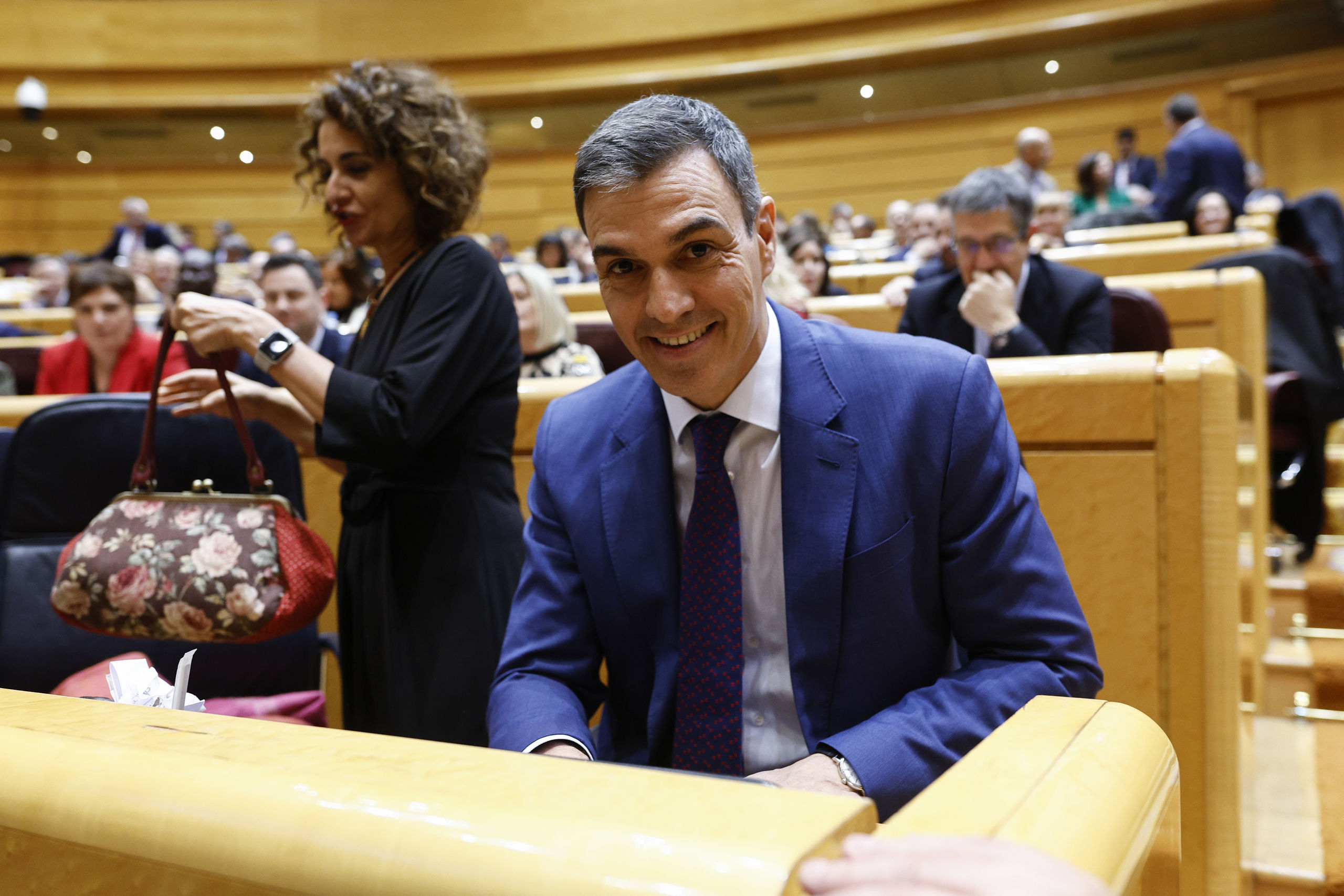Puigdemont pisotea a Sánchez y le arranca la "delegación integral de las competencias de inmigración"