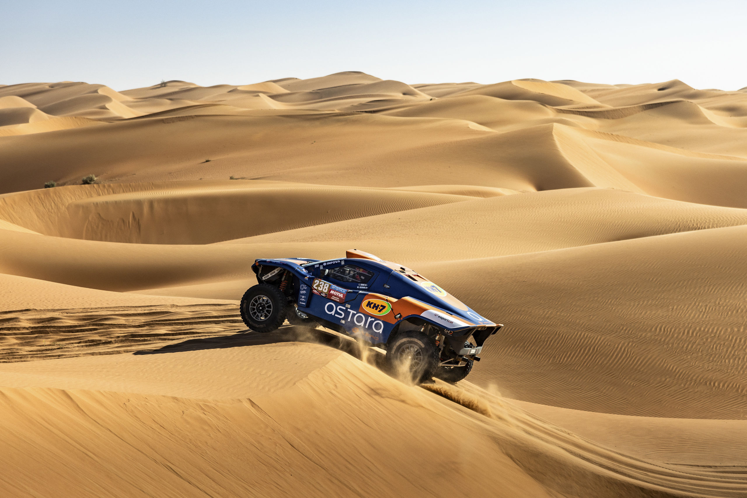 Carlos Sainz salva un mal día y sigue como líder destacado del rally Dakar