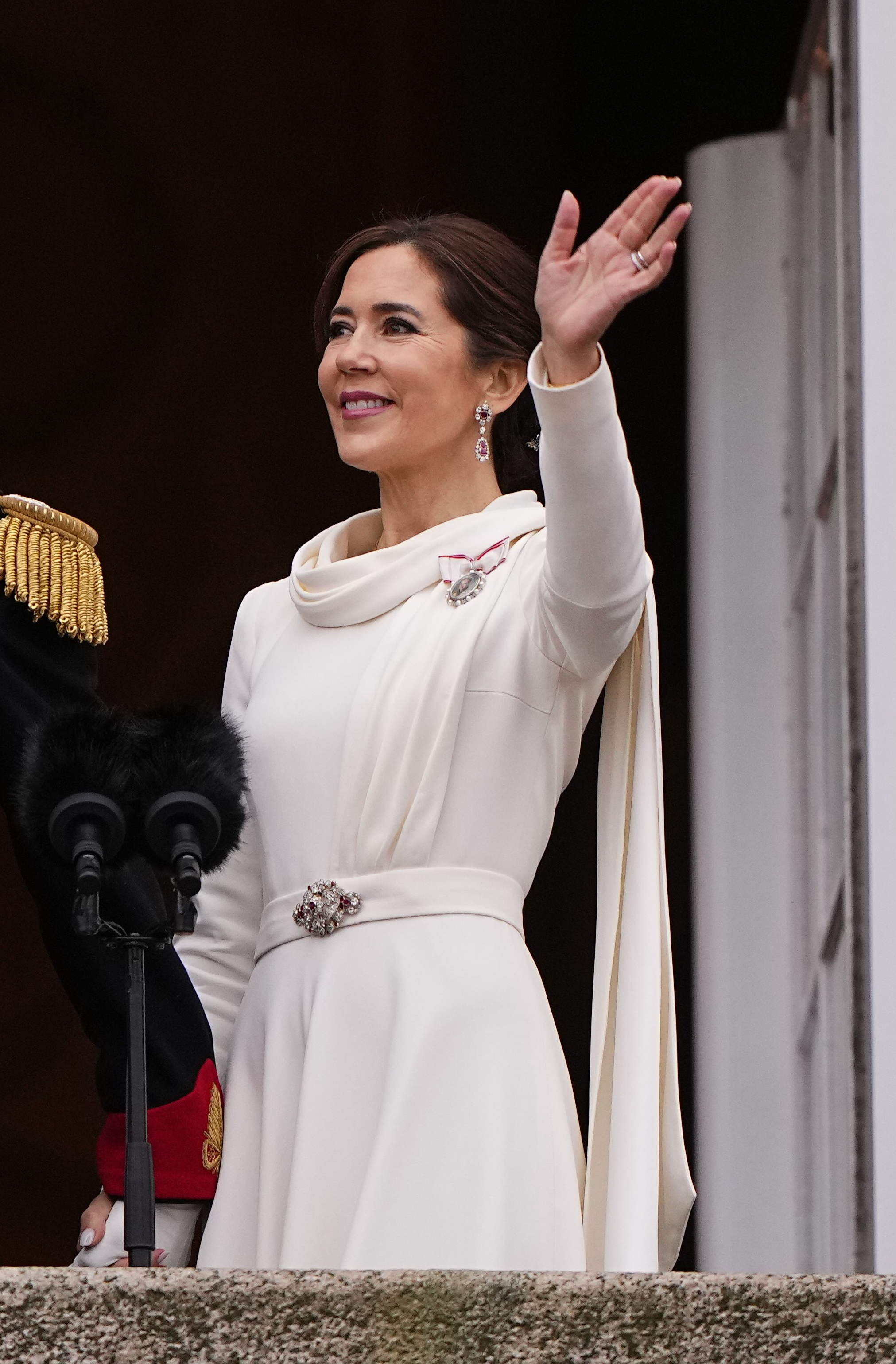 Vestido blanco de manga larga con cinturón a la cintura