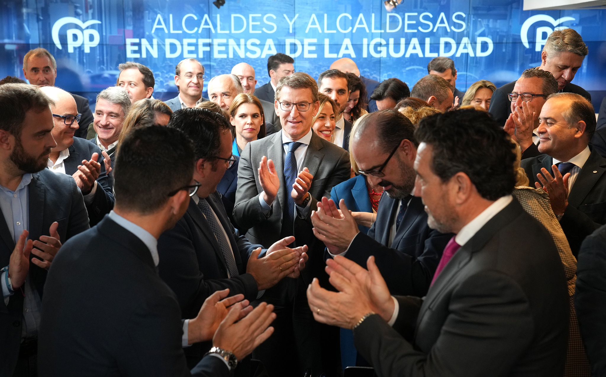 Más de tres mil alcaldes del PP firman un manifiesto para defender la igualdad de los españoles frente a Sánchez
