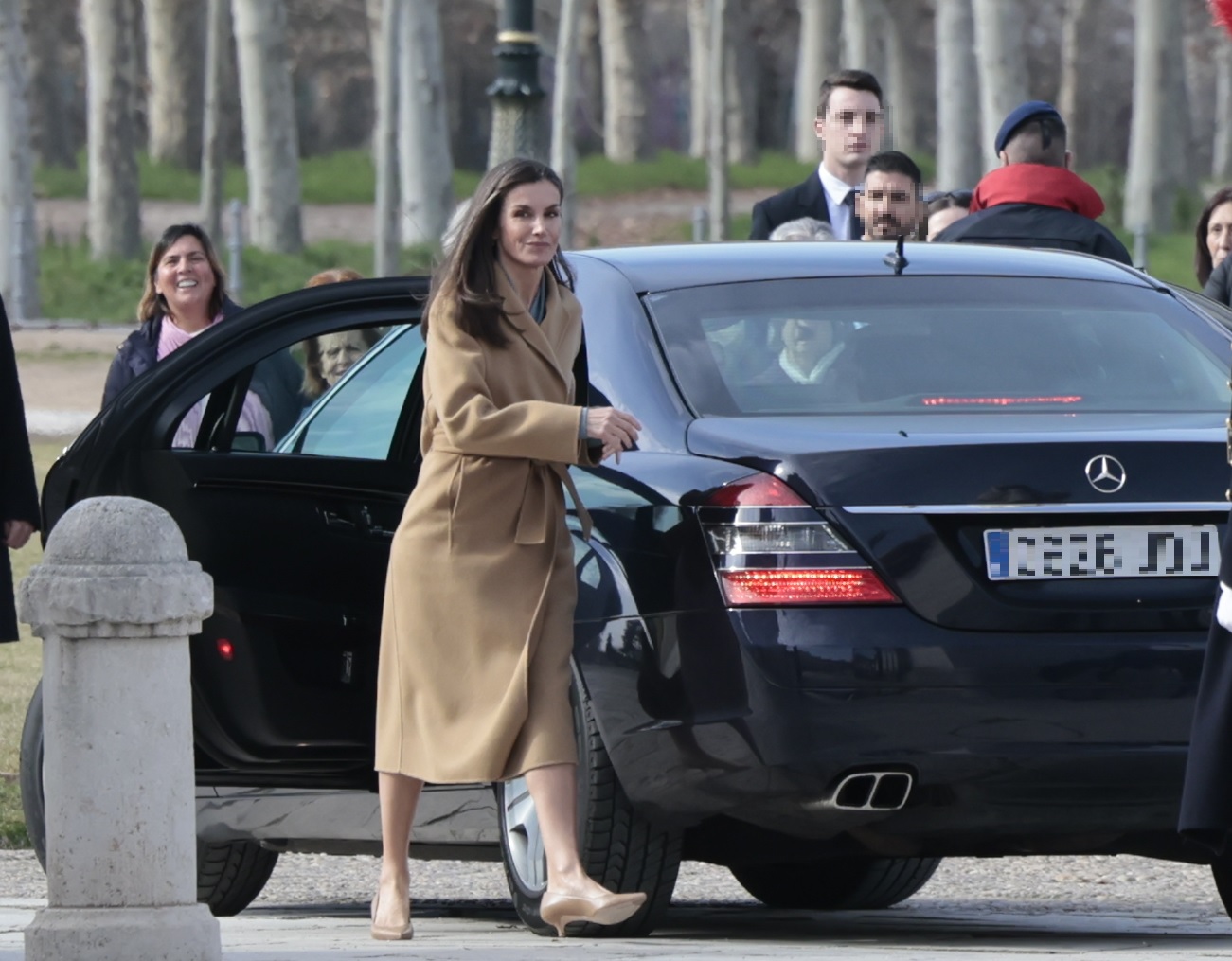 La reina Letizia se salta el protocolo para saludar a los vecinos de Aranjuez