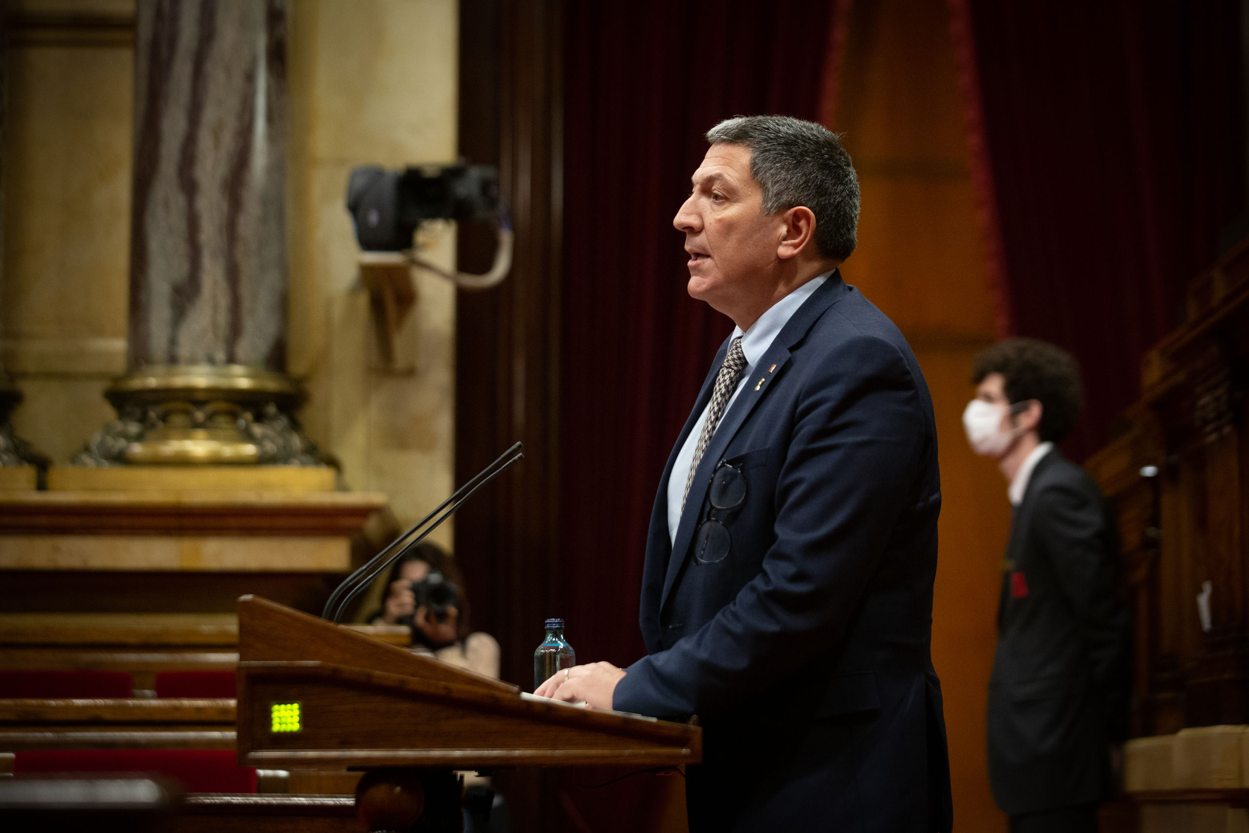 Un dirigente de Junts rompe el carnet por la negativa de Puigdemont a aprobar la ley de amnistía