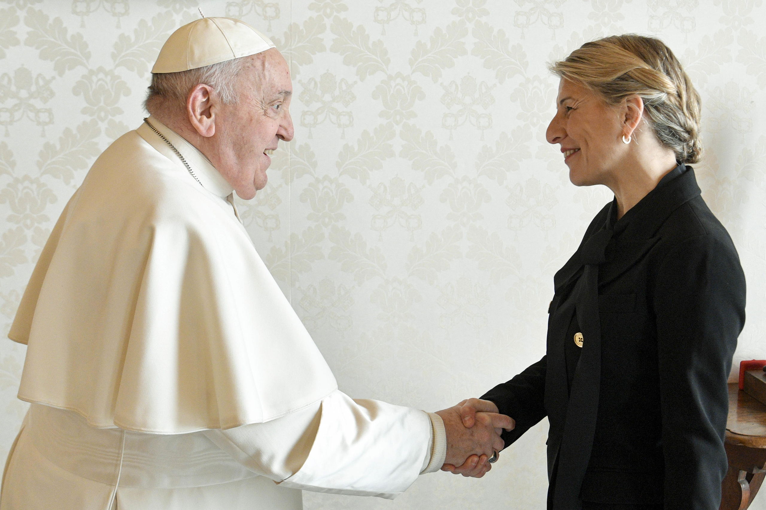 Yolanda Díaz vende su jornada laboral al Papa, "el embajador del tiempo de descanso"