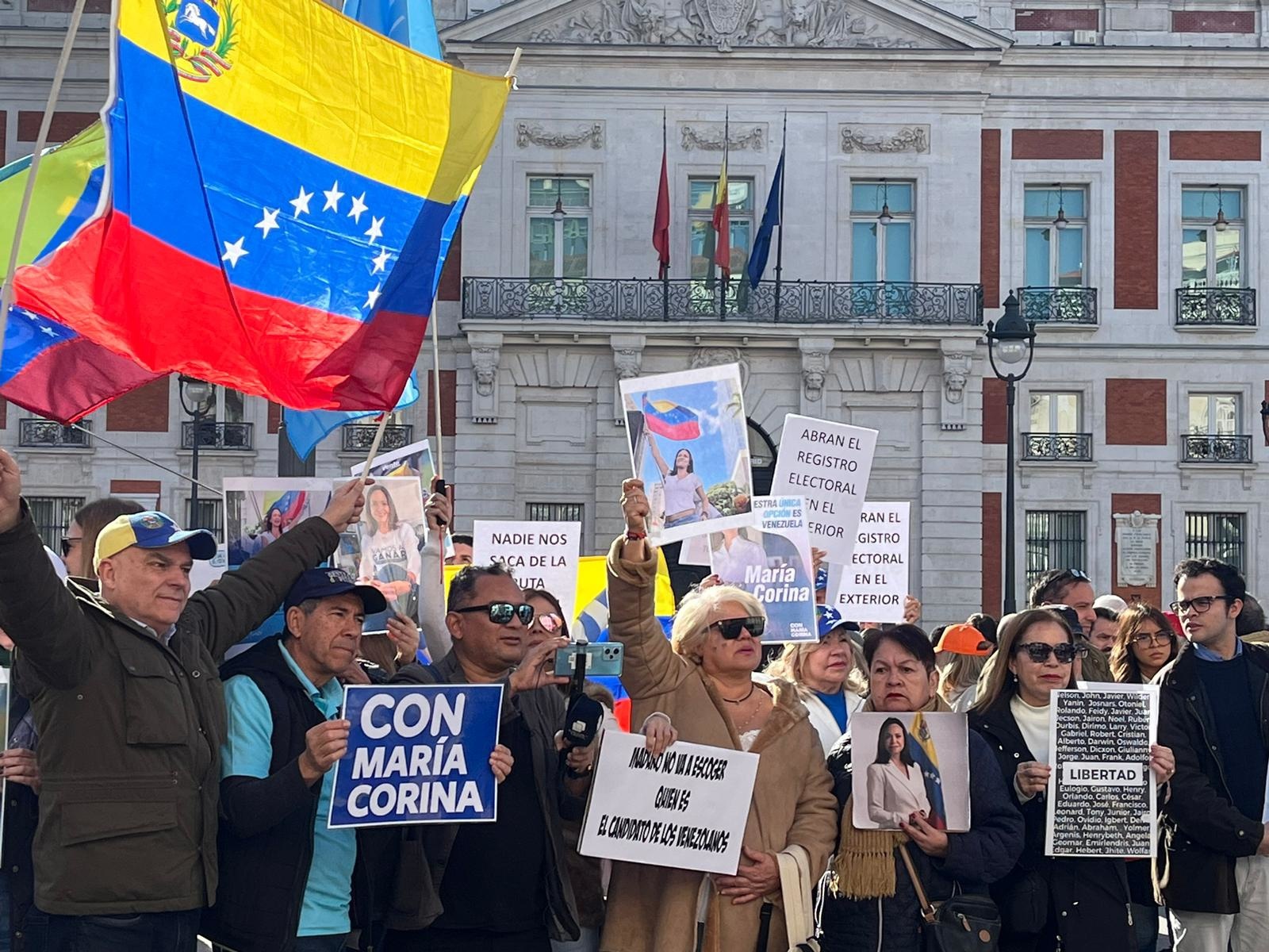Centenares de venezolanos se manifiestan en Madrid al grito de "Venezuela no se rinde"