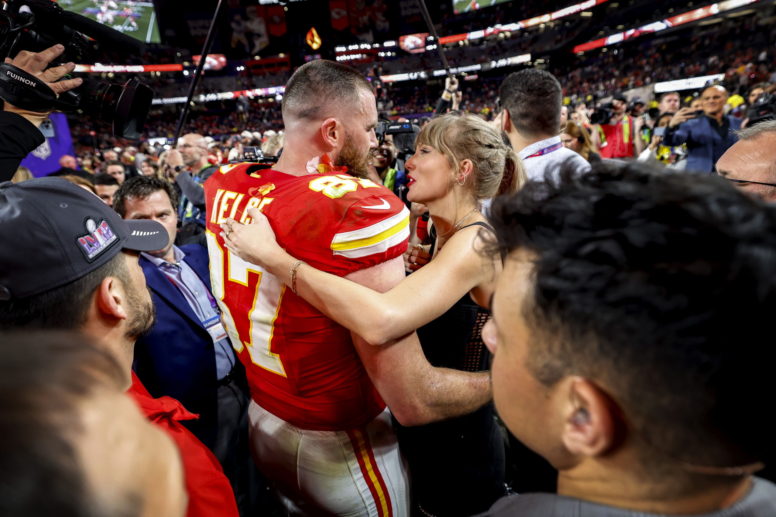 El apasionado beso de Travis Kelce y Taylor Swift para celebrar la Super Bowl