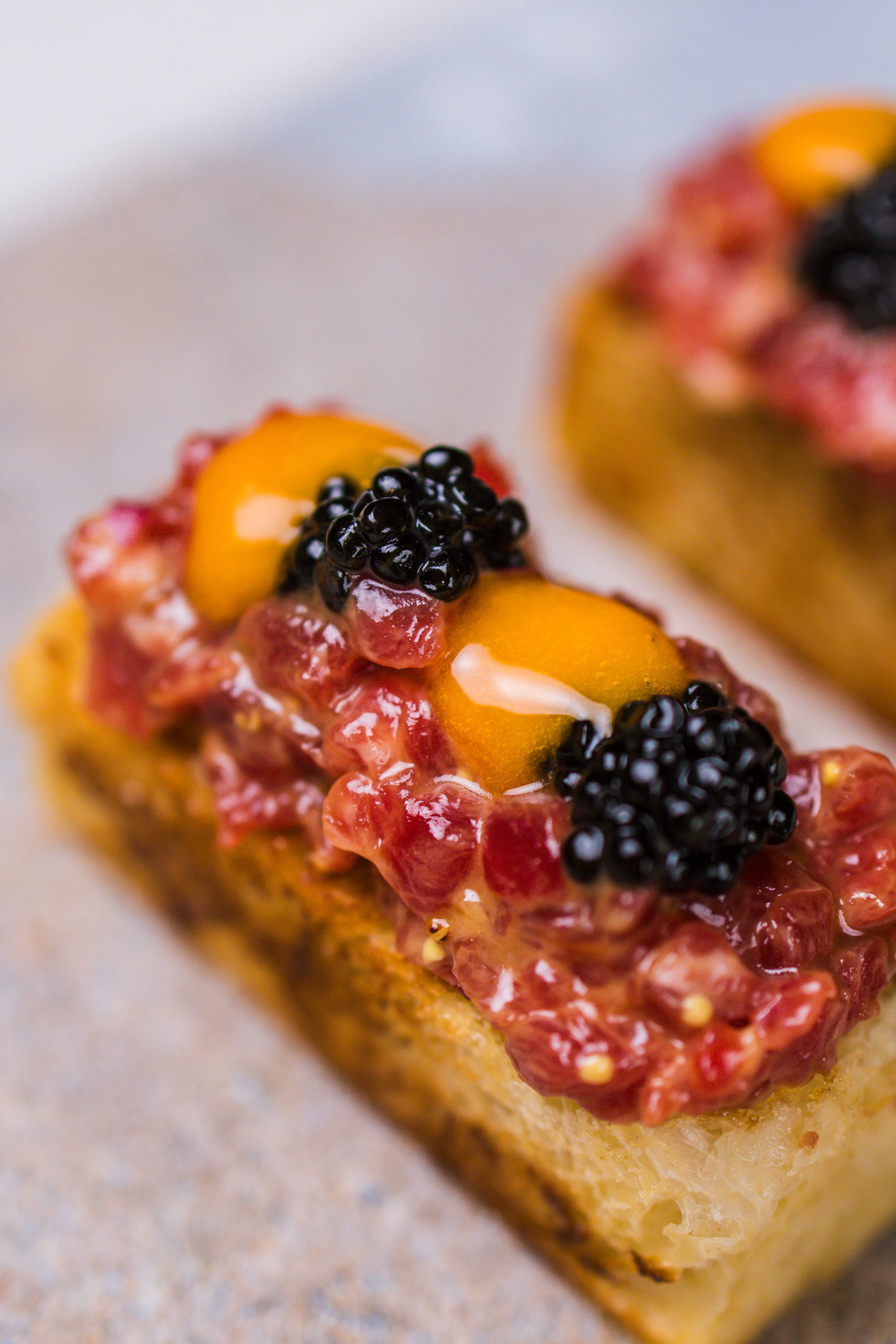 jimmys-steak-tartar-con-caviar-sobre-brioche.jpg
