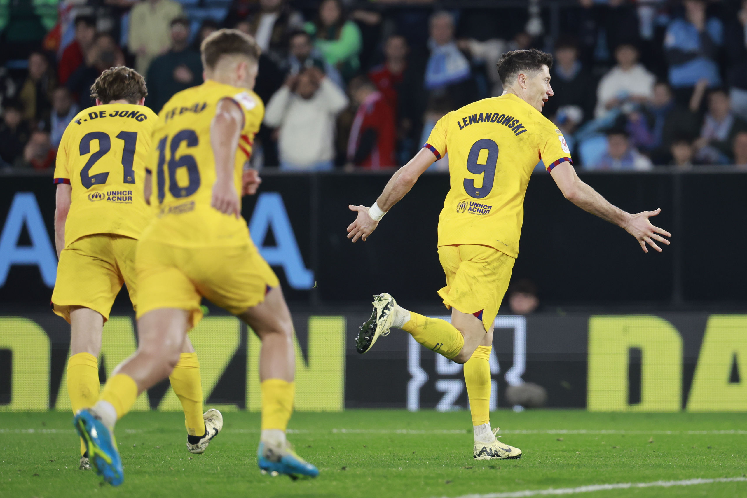 Lewandowski rescata en el descuento a un triste Barcelona en Balaídos (1-2)