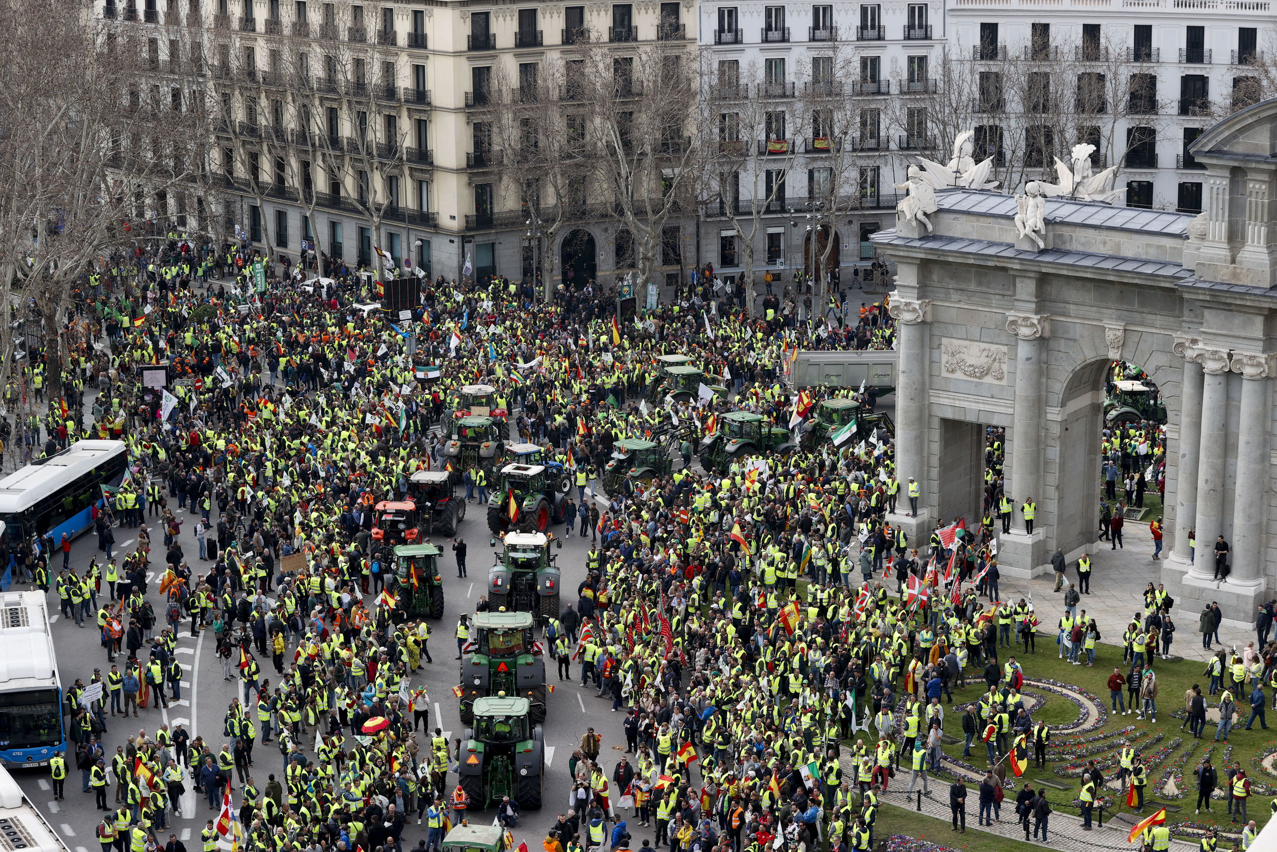Miles de agricultores se manifiestan en Madrid: "Fuera Sánchez, dictador y tirano"