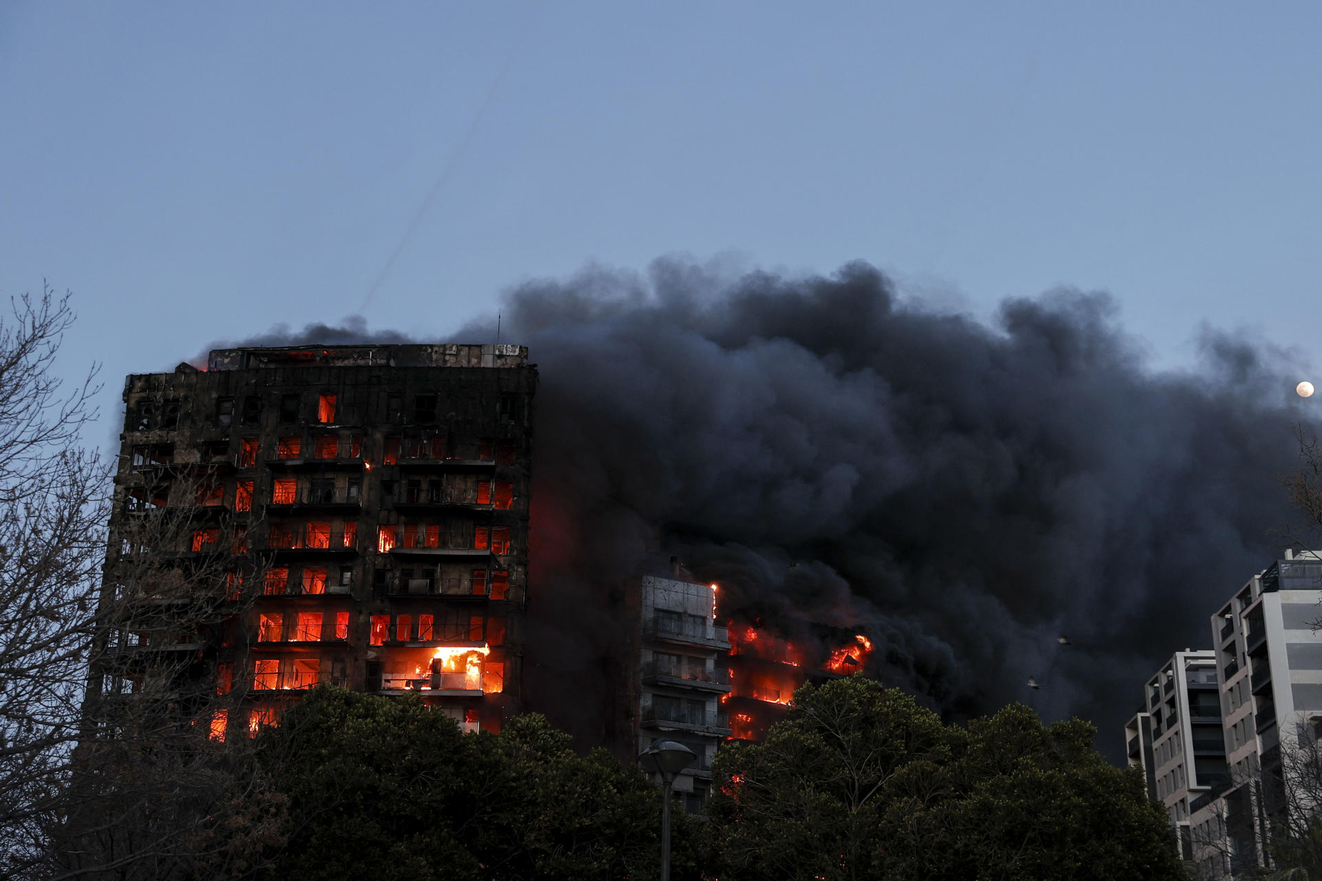 Un incendio devora un edificio de 14 plantas en Valencia