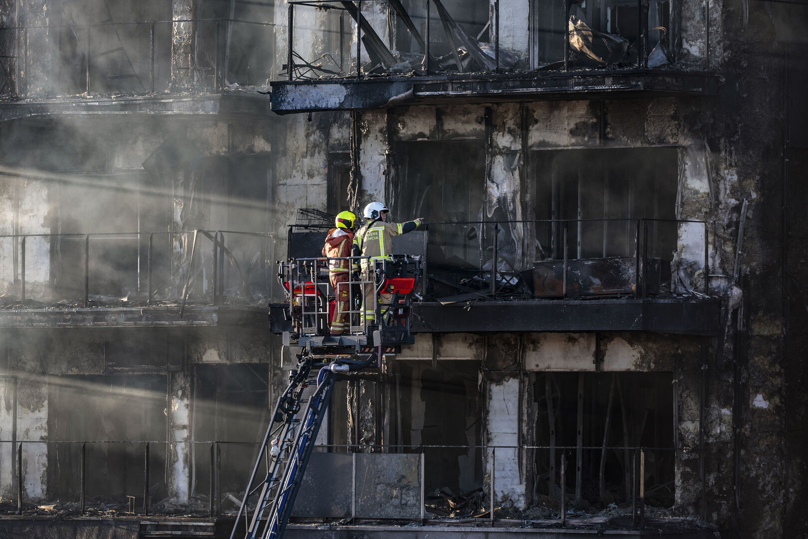 Hallan un nuevo cuerpo en el edificio incendiado de Valencia: ya son ...