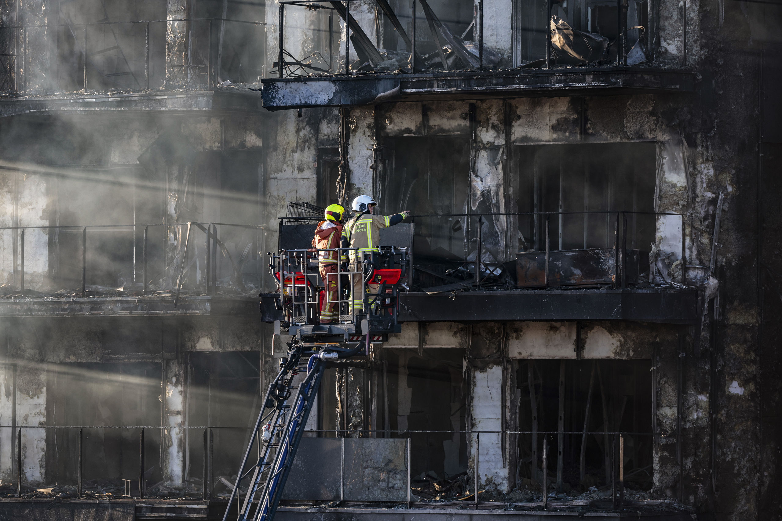 Hallan un nuevo cuerpo en el edificio incendiado de Valencia: ya son diez las víctimas mortales