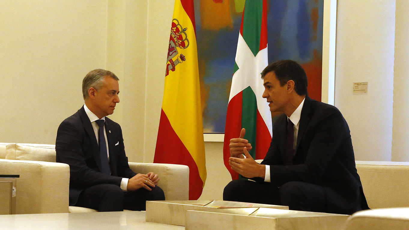 Sánchez paga su deuda con el PNV y traspasa trenes y 400 millones al País Vasco