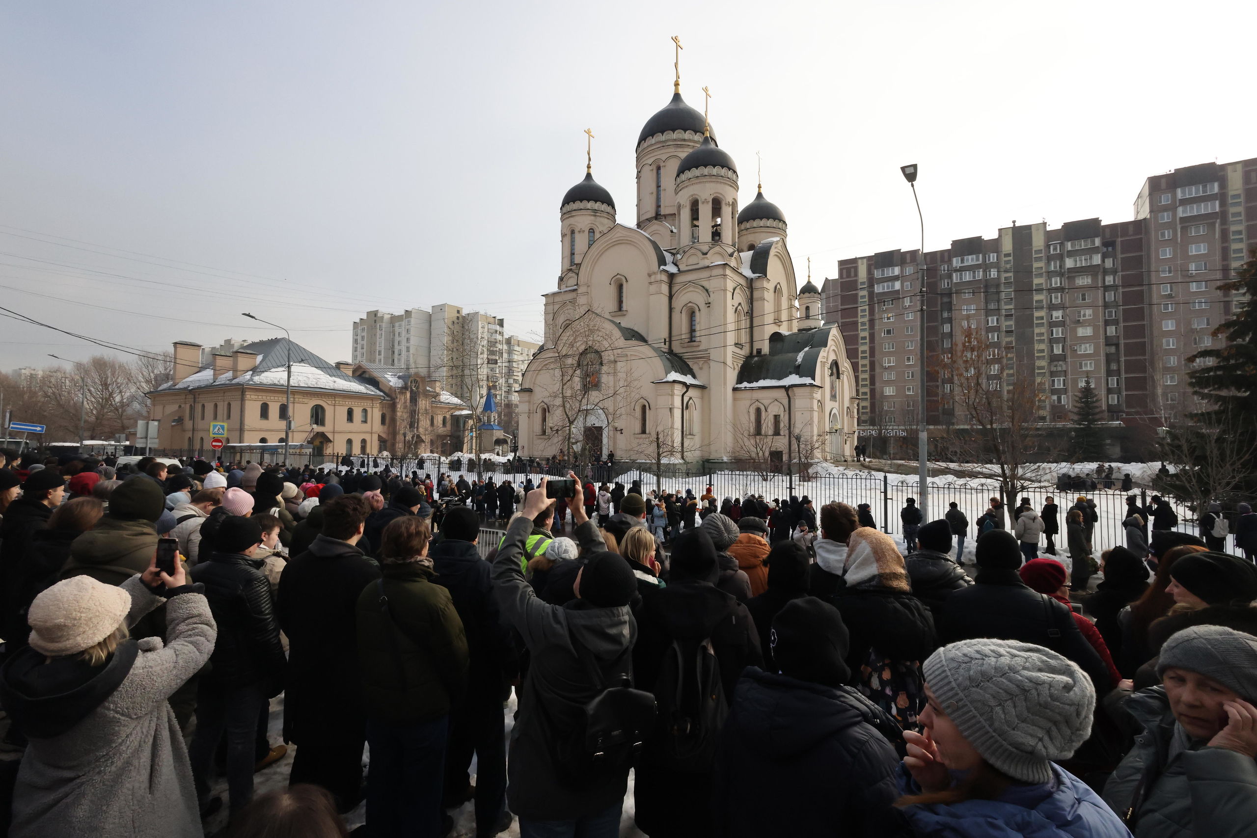 Cientos de personas despiden en Moscú a Navalny entre amenazas del Kremlin