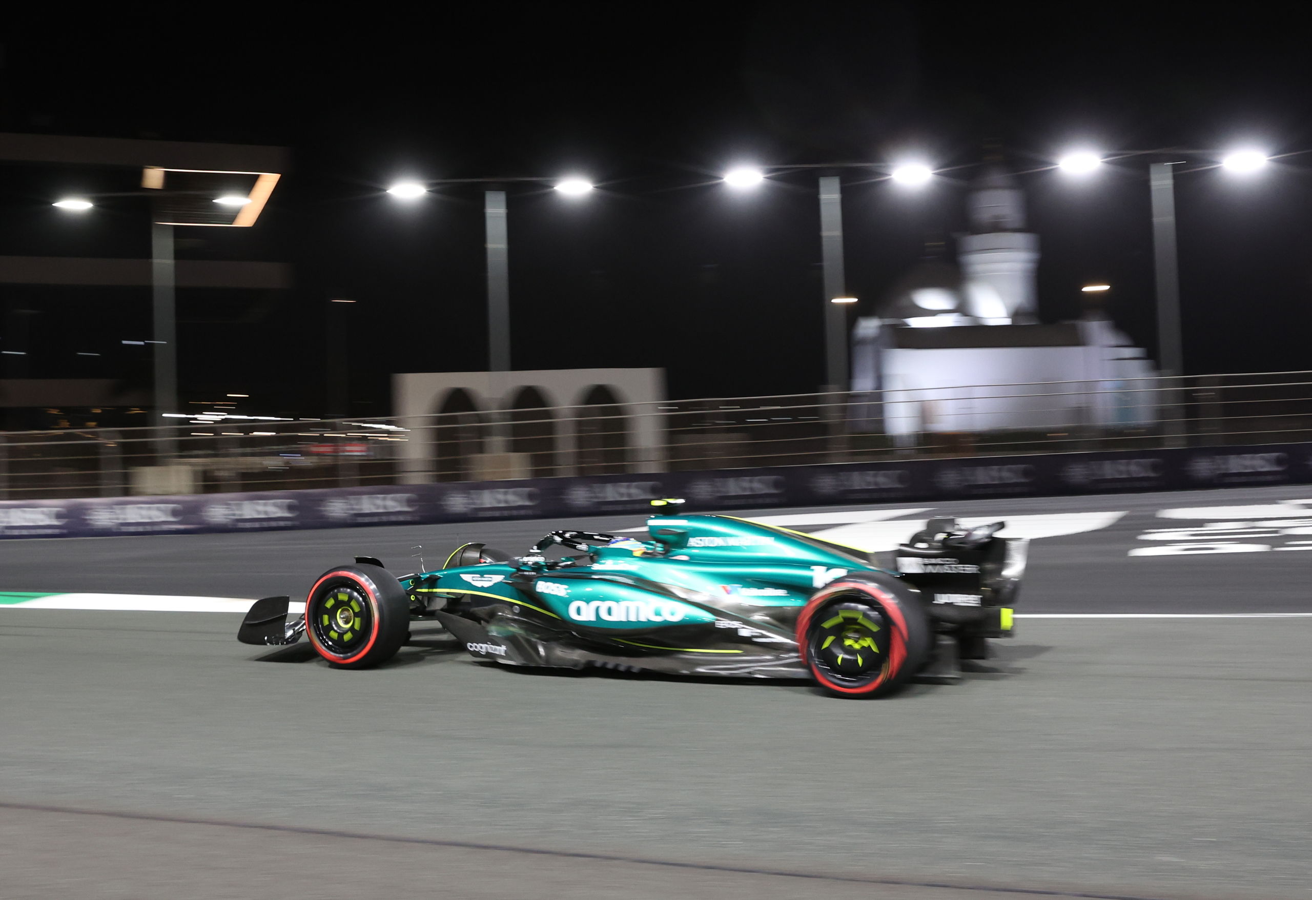 Fernando Alonso ilusiona en Arabia Saudí con los tiempos del Aston Martin