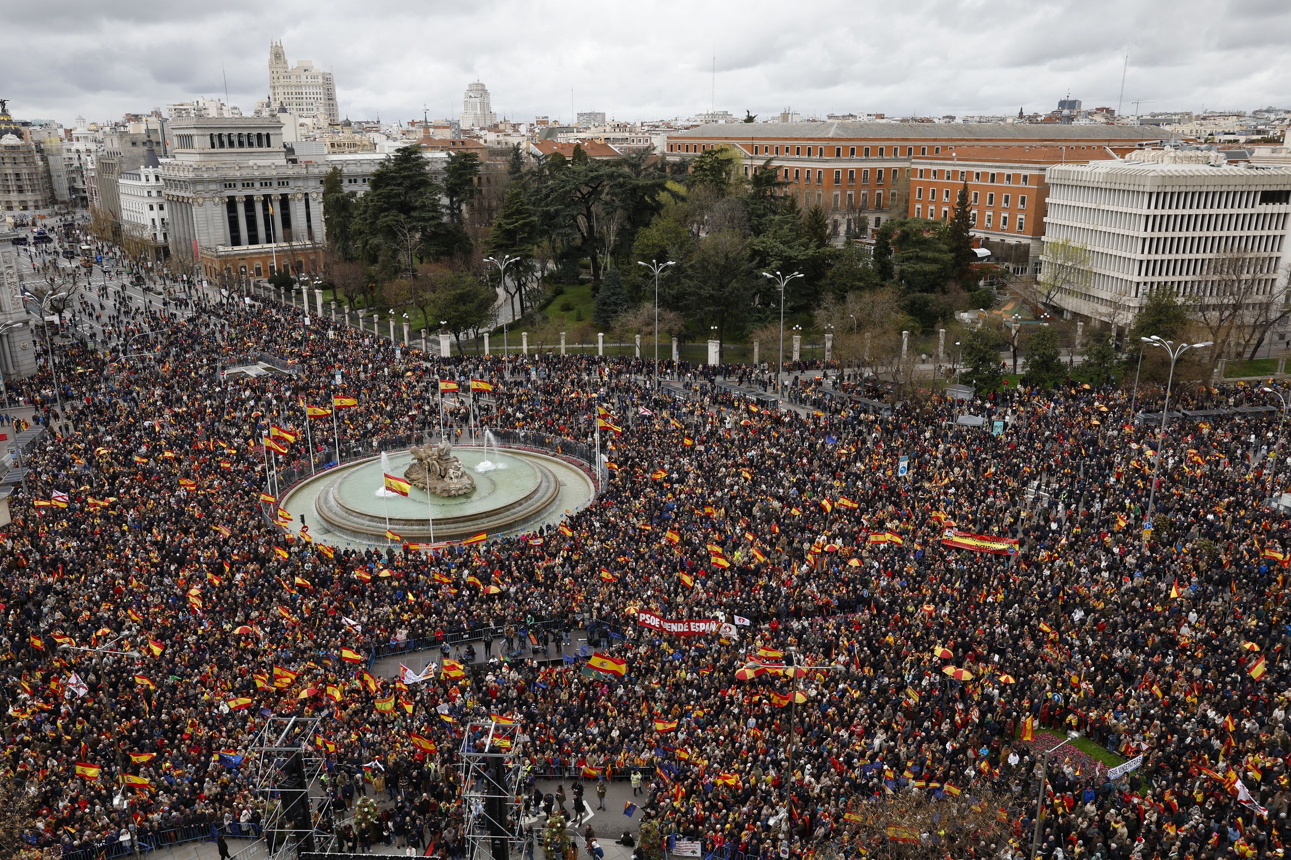 Miles de personas vuelven a manifestarse en Madrid contra Pedro Sánchez y su ley de amnistía: "¡Nos sobran los motivos!"