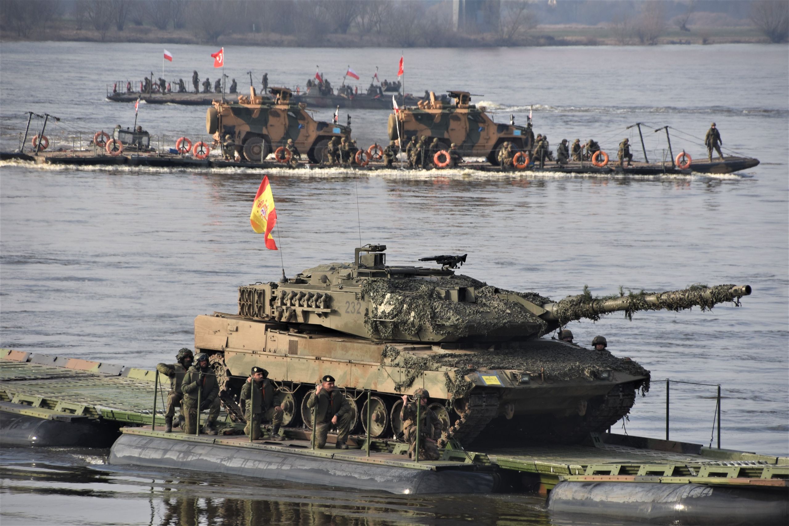 El impresionante cruce de los carros de combate españoles por el río Vístula en Polonia