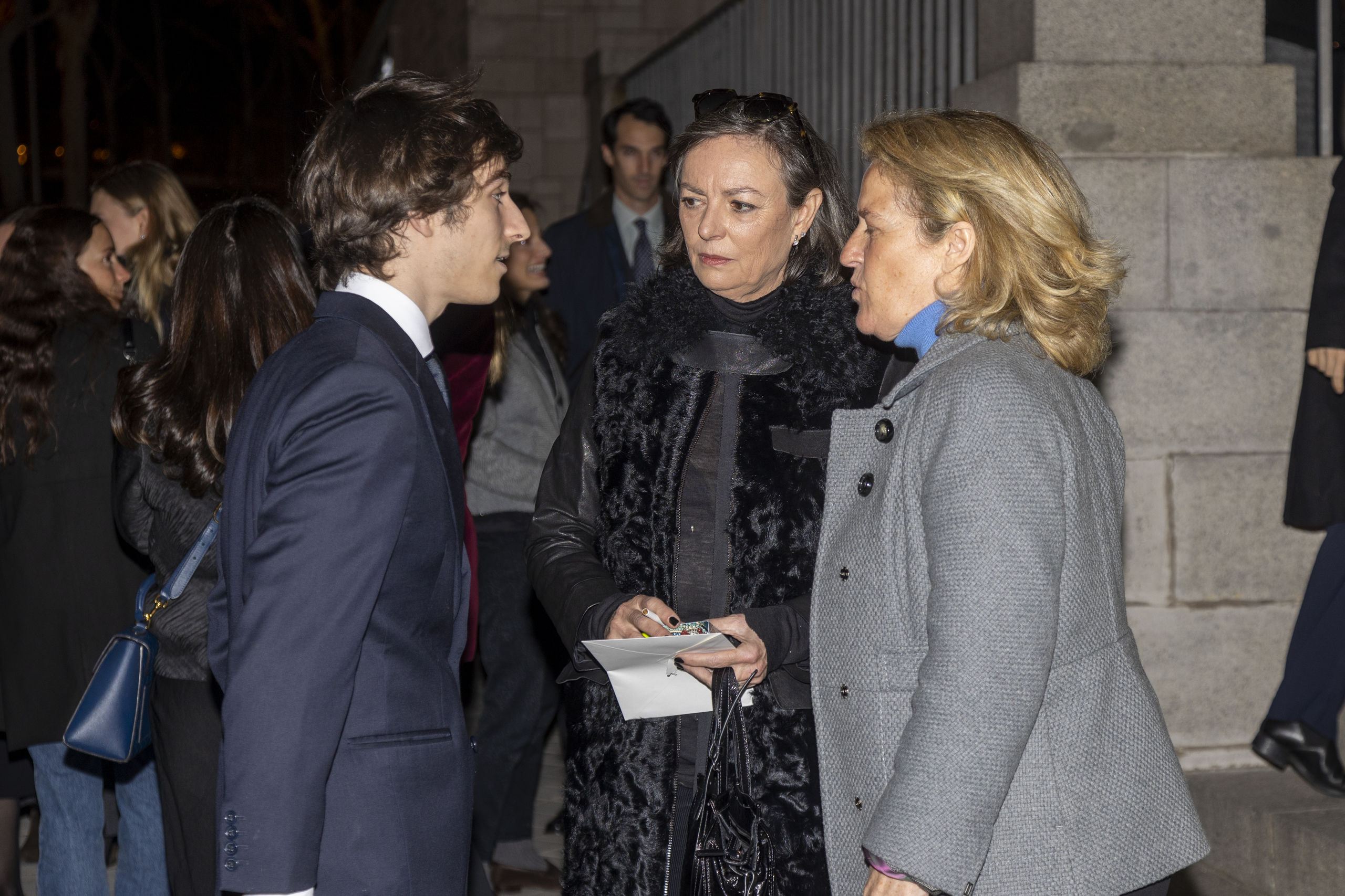 Los Alba arropan a Matilde Solís en el funeral de su hermano - Chic